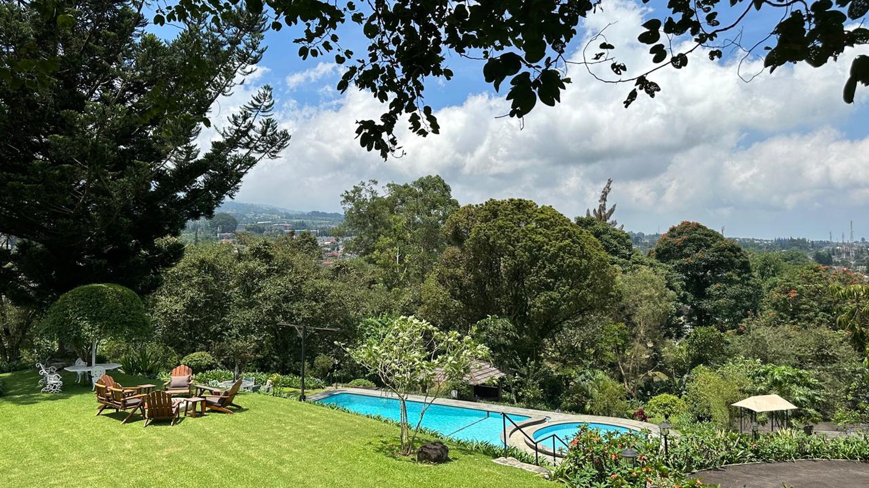 Villa Cantik Asri dengan Hunian Nyaman Halaman Luas ada kolam berenang