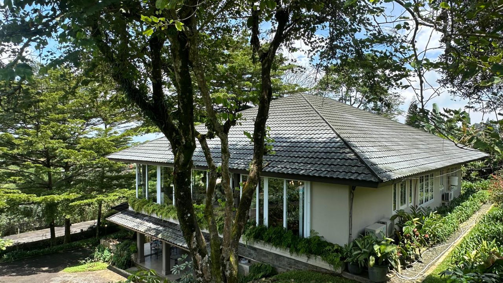 Villa Cantik Asri dengan Hunian Nyaman Halaman Luas ada kolam berenang