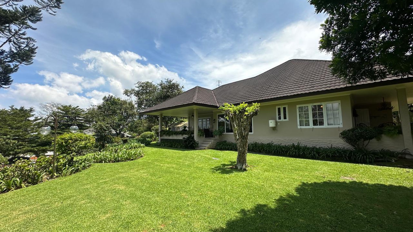 Villa Cantik Asri dengan Hunian Nyaman Halaman Luas ada kolam berenang