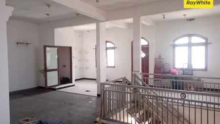 Disewakan Rumah 3 lantai di Nol Jalan Raya Nginden Surabaya
