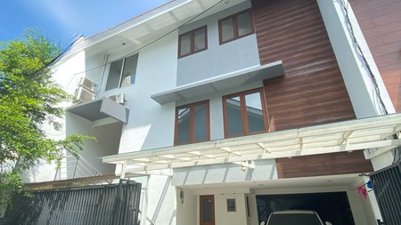 Rumah 3 Lantai ada Kolam Renang di Cilandak - Harga Spesial Lokasi Strategis