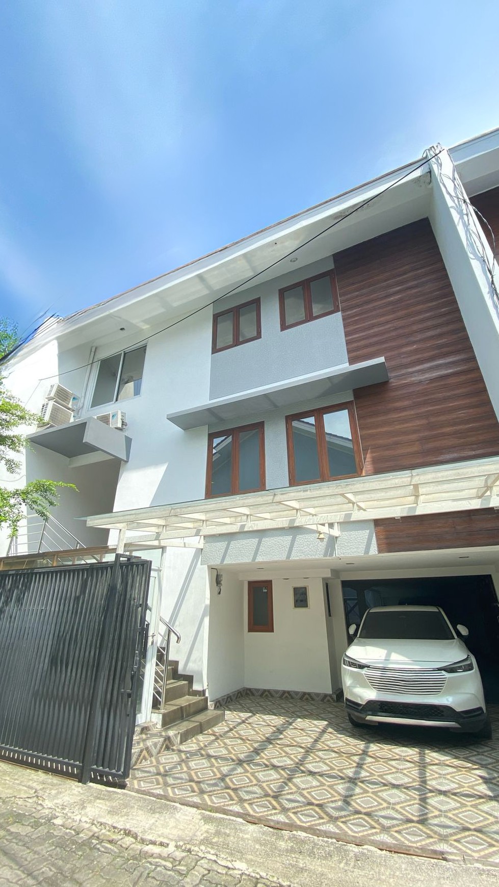 Rumah 3 Lantai ada Kolam Renang di Cilandak - Harga Spesial Lokasi Strategis