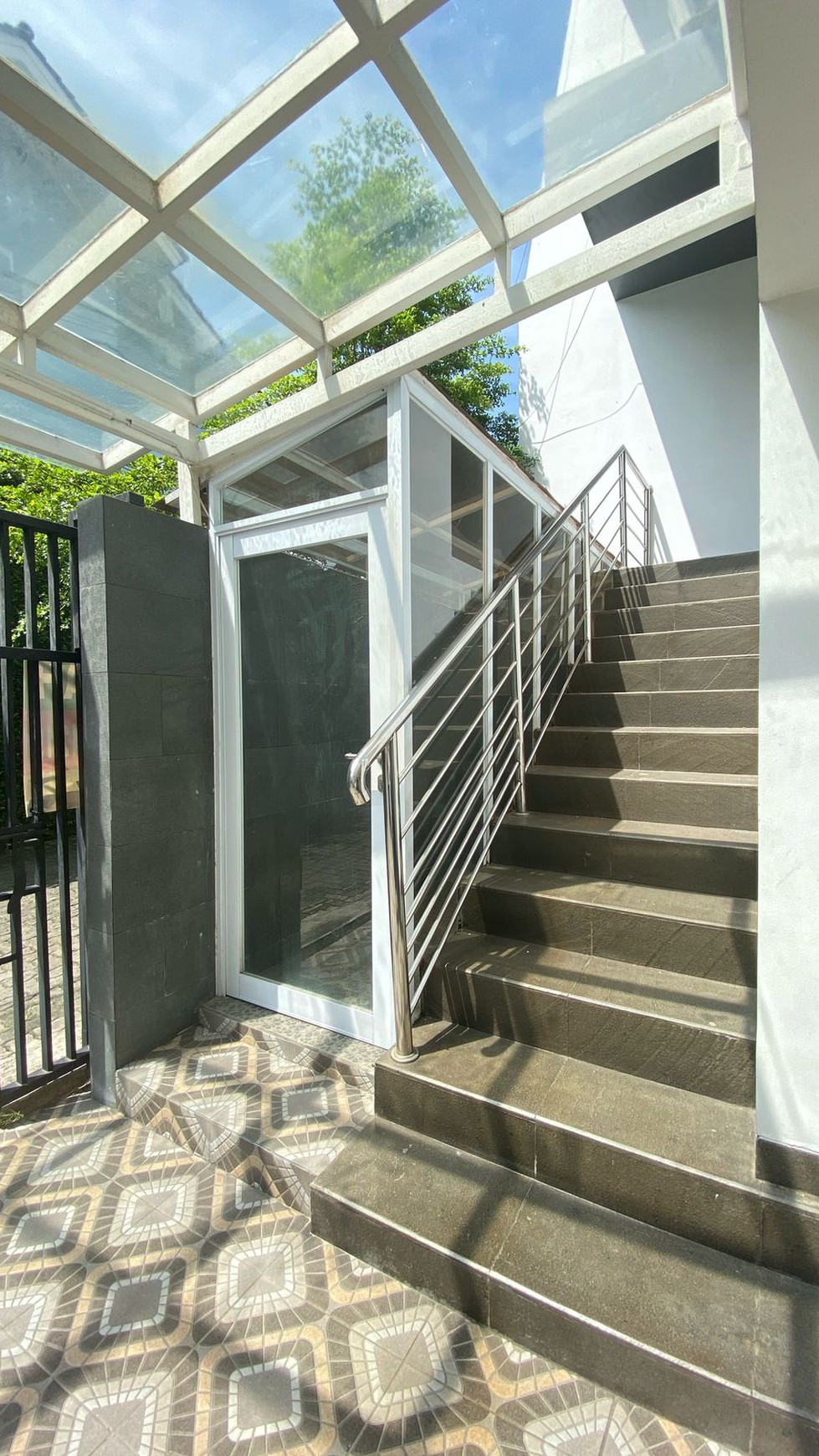 Rumah 3 Lantai ada Kolam Renang di Cilandak - Harga Spesial Lokasi Strategis