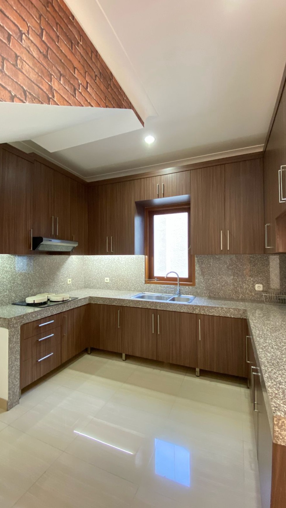 Rumah 3 Lantai ada Kolam Renang di Cilandak - Harga Spesial Lokasi Strategis