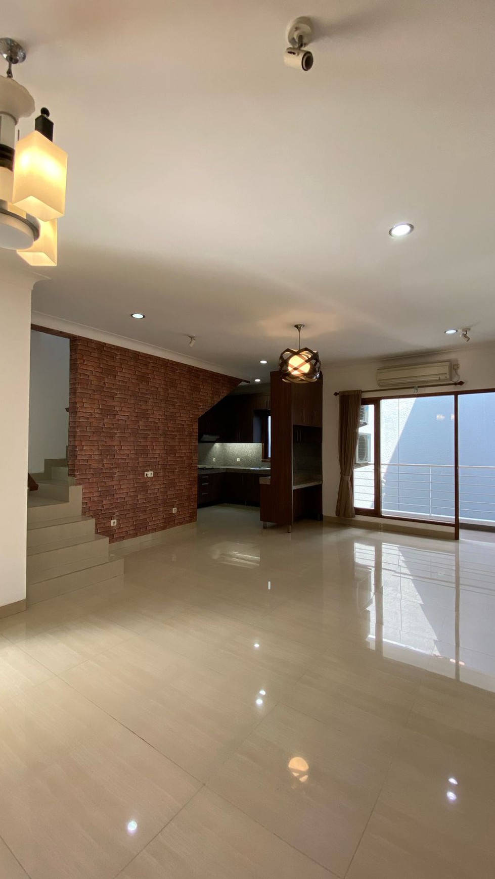 Rumah 3 Lantai ada Kolam Renang di Cilandak - Harga Spesial Lokasi Strategis