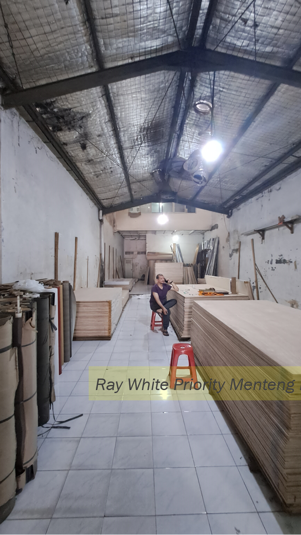 Tempat Usaha dengan Lokasi Strategis di Pondok Pinang - Jakarta Selatan