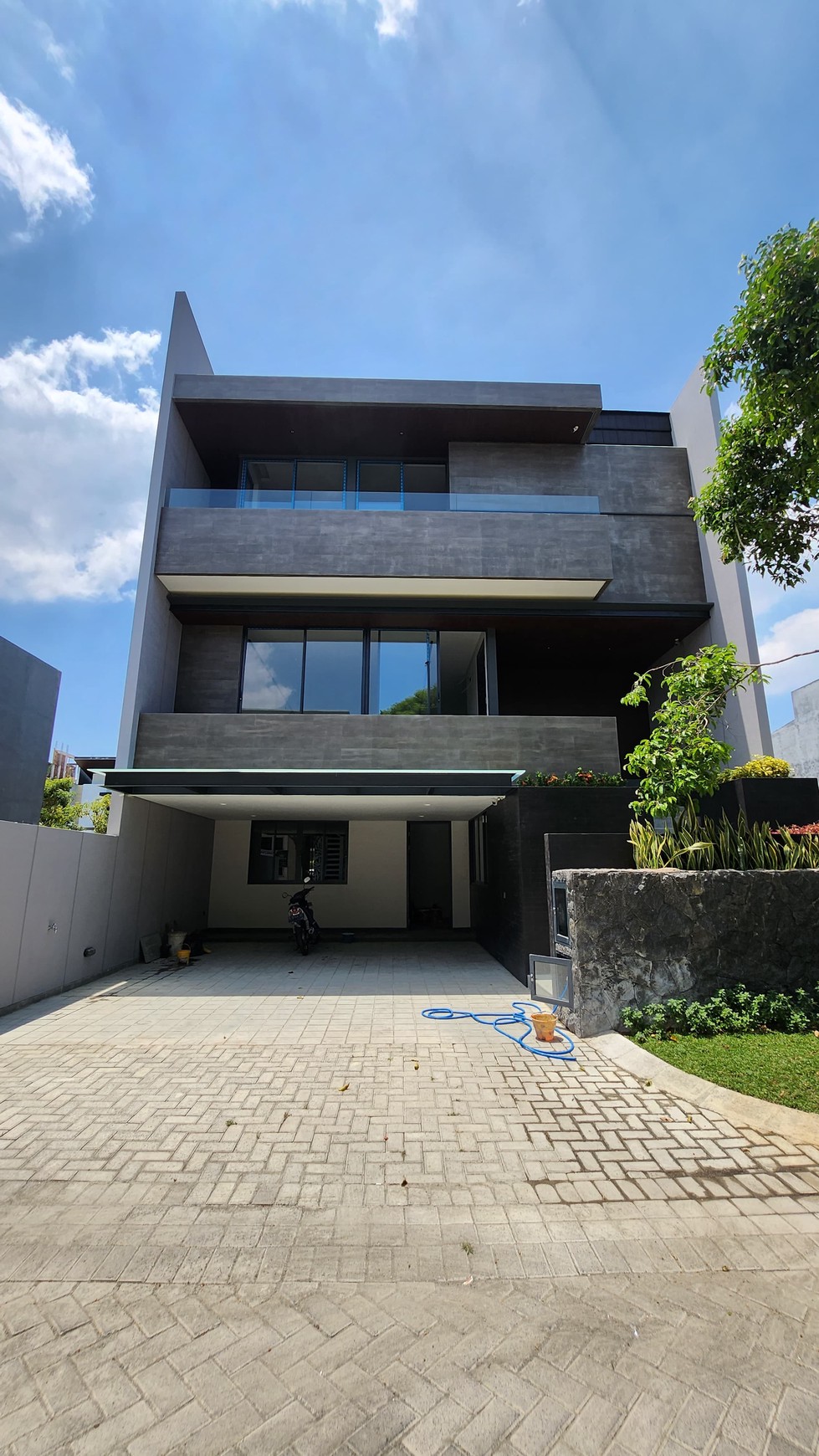 Dijual Murah Rumah Mewah Plus Kolam Renang Citraland Surabaya