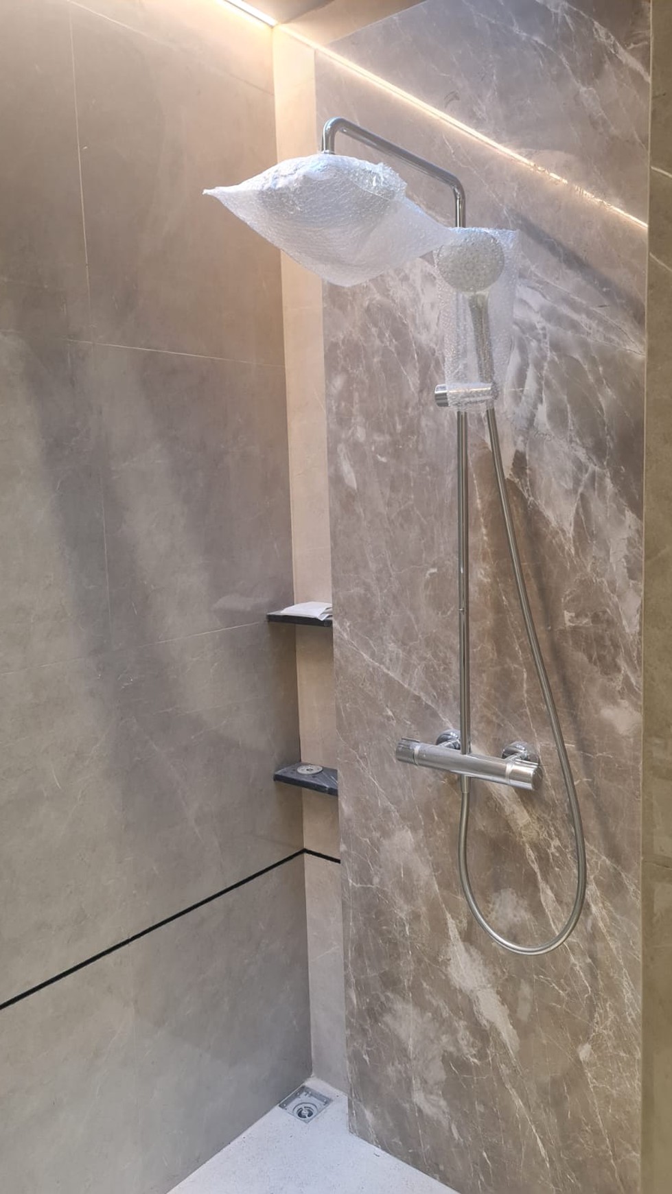 Dijual Murah Rumah Mewah Plus Kolam Renang Citraland Surabaya