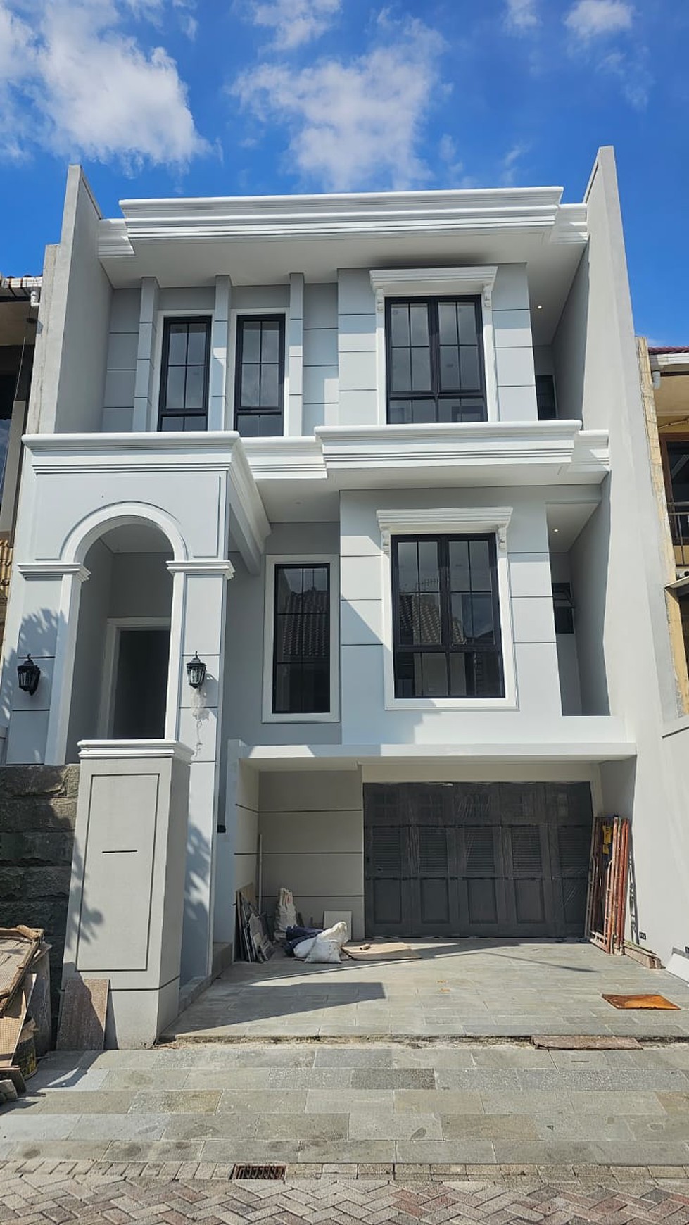 Dijual New Rumah Murah 4 Miliyar-an Graha Family Surabaya Barat