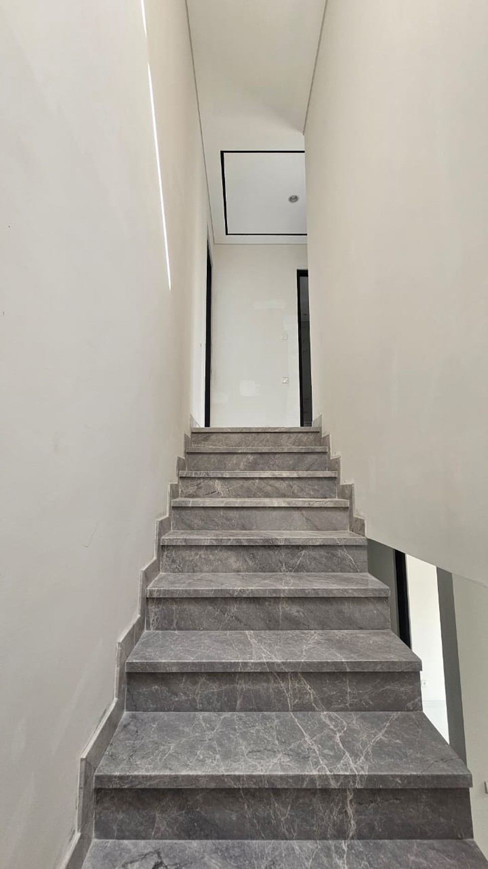 Dijual New Rumah Murah 4 Miliyar-an Graha Family Surabaya Barat