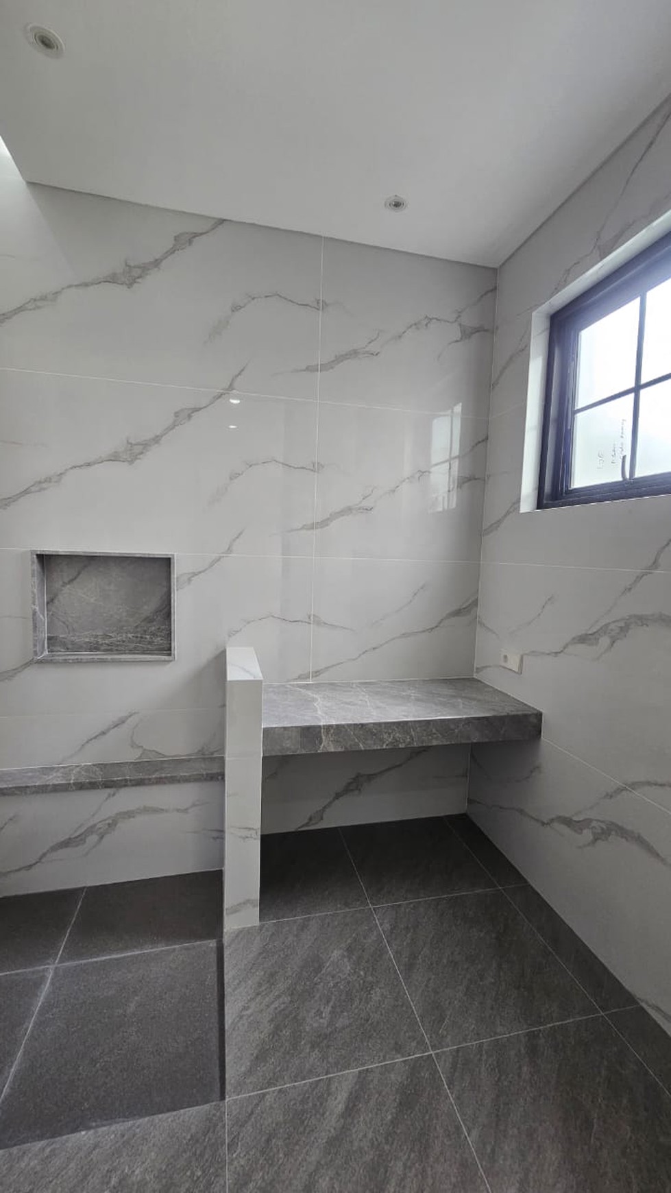 Dijual New Rumah Murah 4 Miliyar-an Graha Family Surabaya Barat