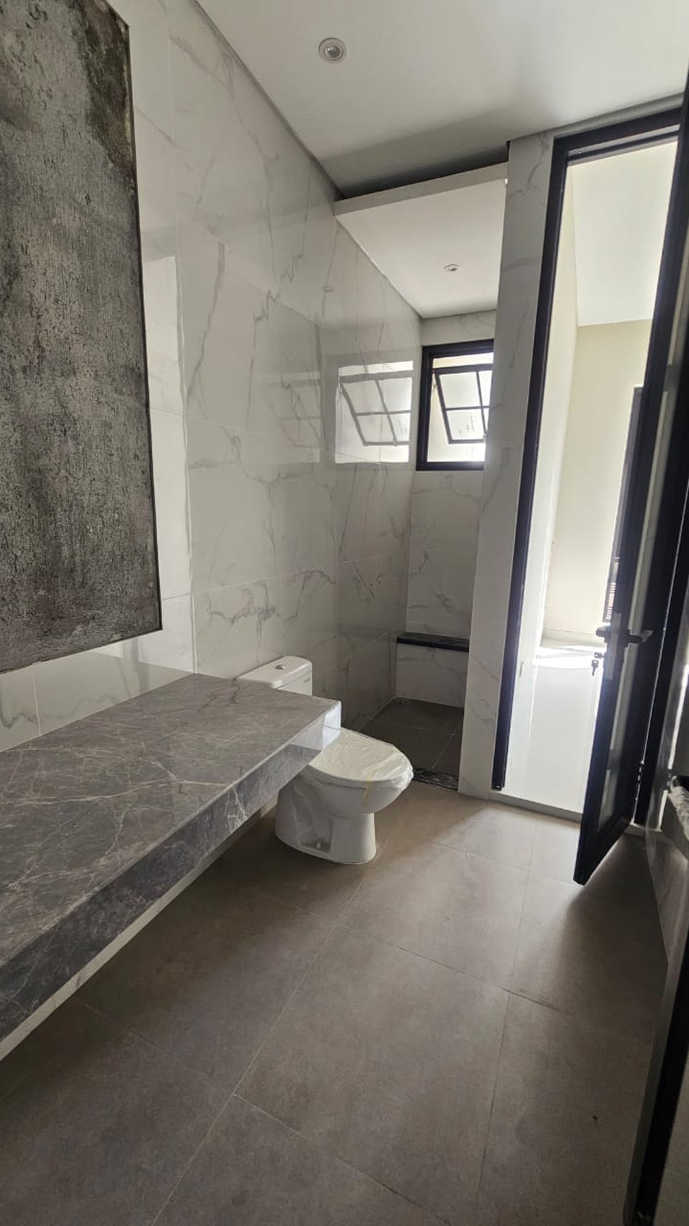 Dijual New Rumah Murah 4 Miliyar-an Graha Family Surabaya Barat