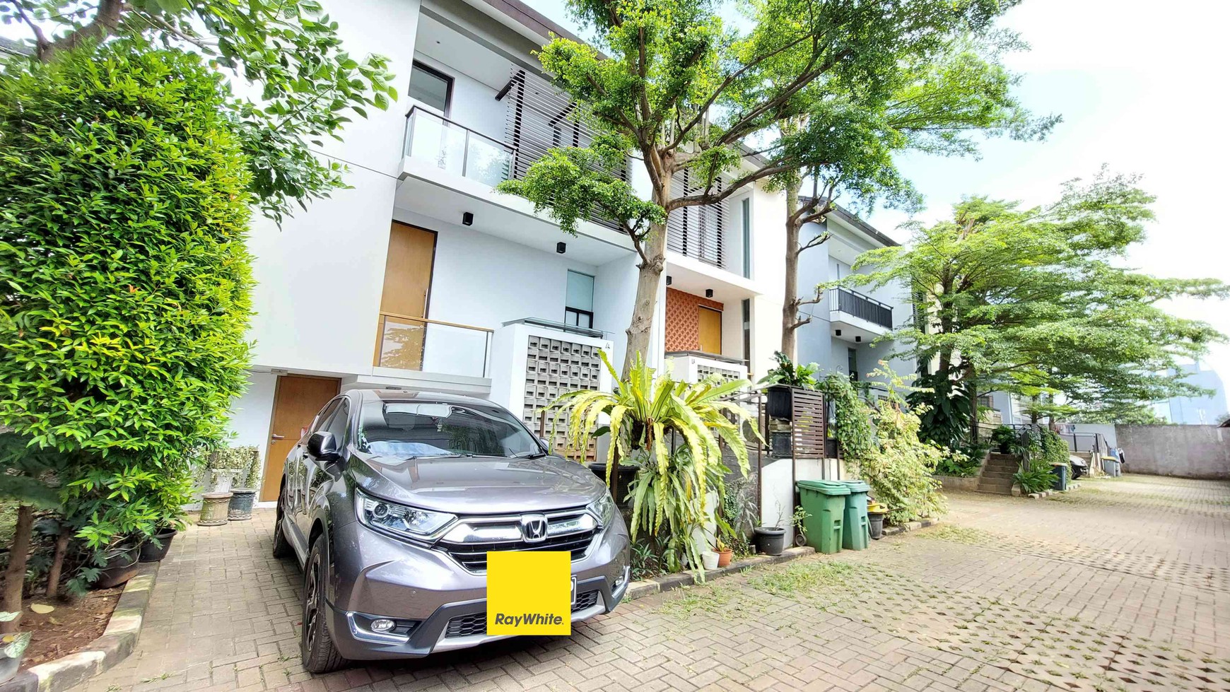 Rumah di Cilandak Barat, 2 menit ke tol Desari, Private Pool, 4 bedrooms