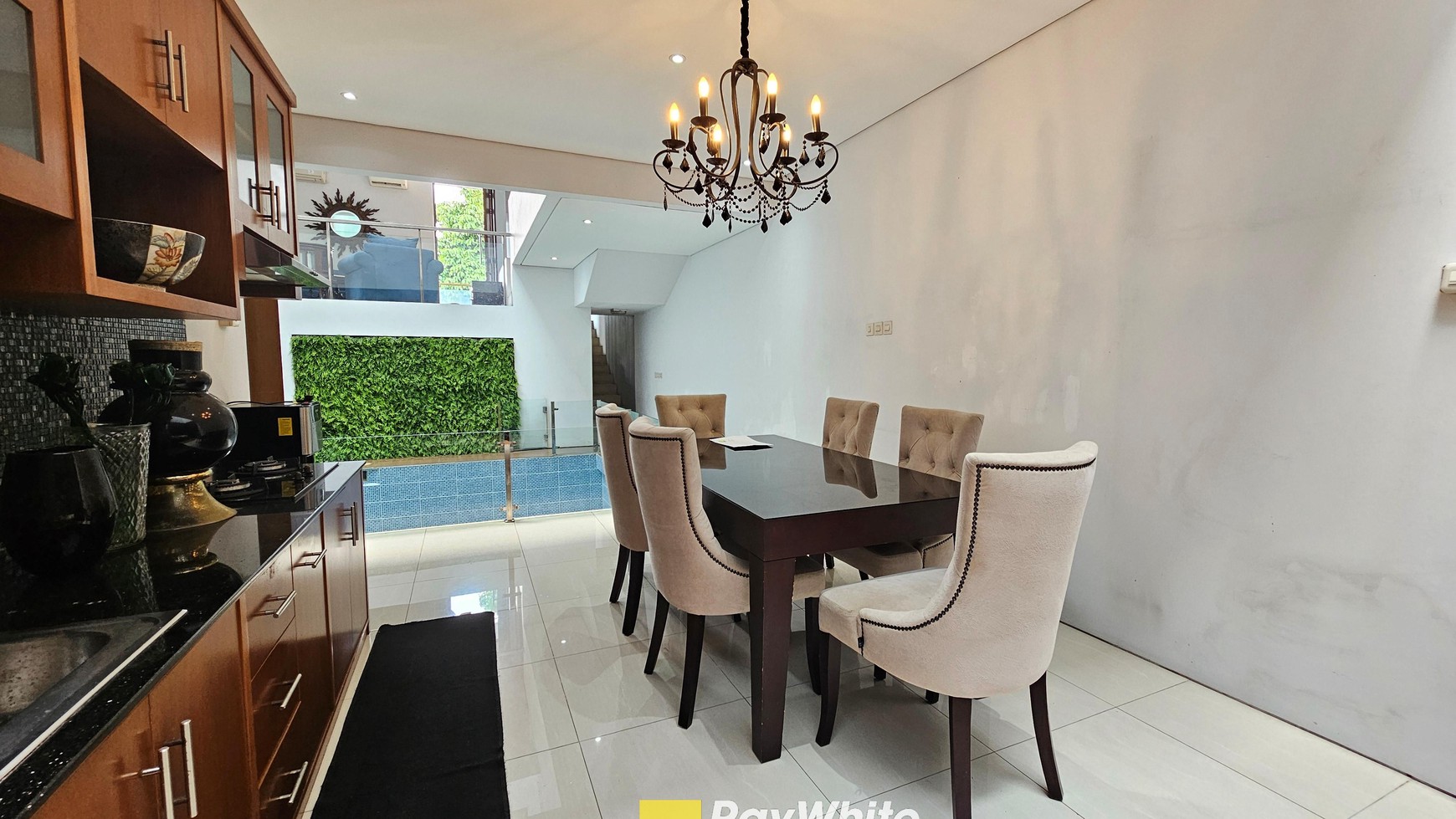 Rumah di Cilandak Barat, 2 menit ke tol Desari, Private Pool, 4 bedrooms
