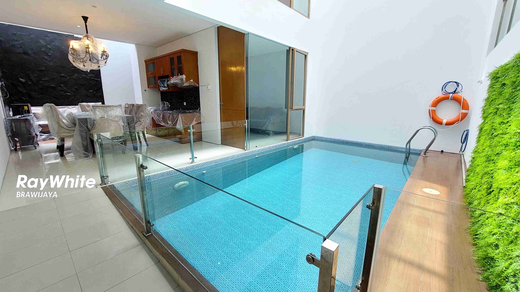 Rumah di Cilandak Barat, 2 menit ke tol Desari, Private Pool, 4 bedrooms