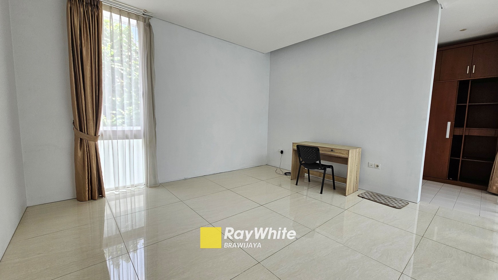 Rumah di Cilandak Barat, 2 menit ke tol Desari, Private Pool, 4 bedrooms