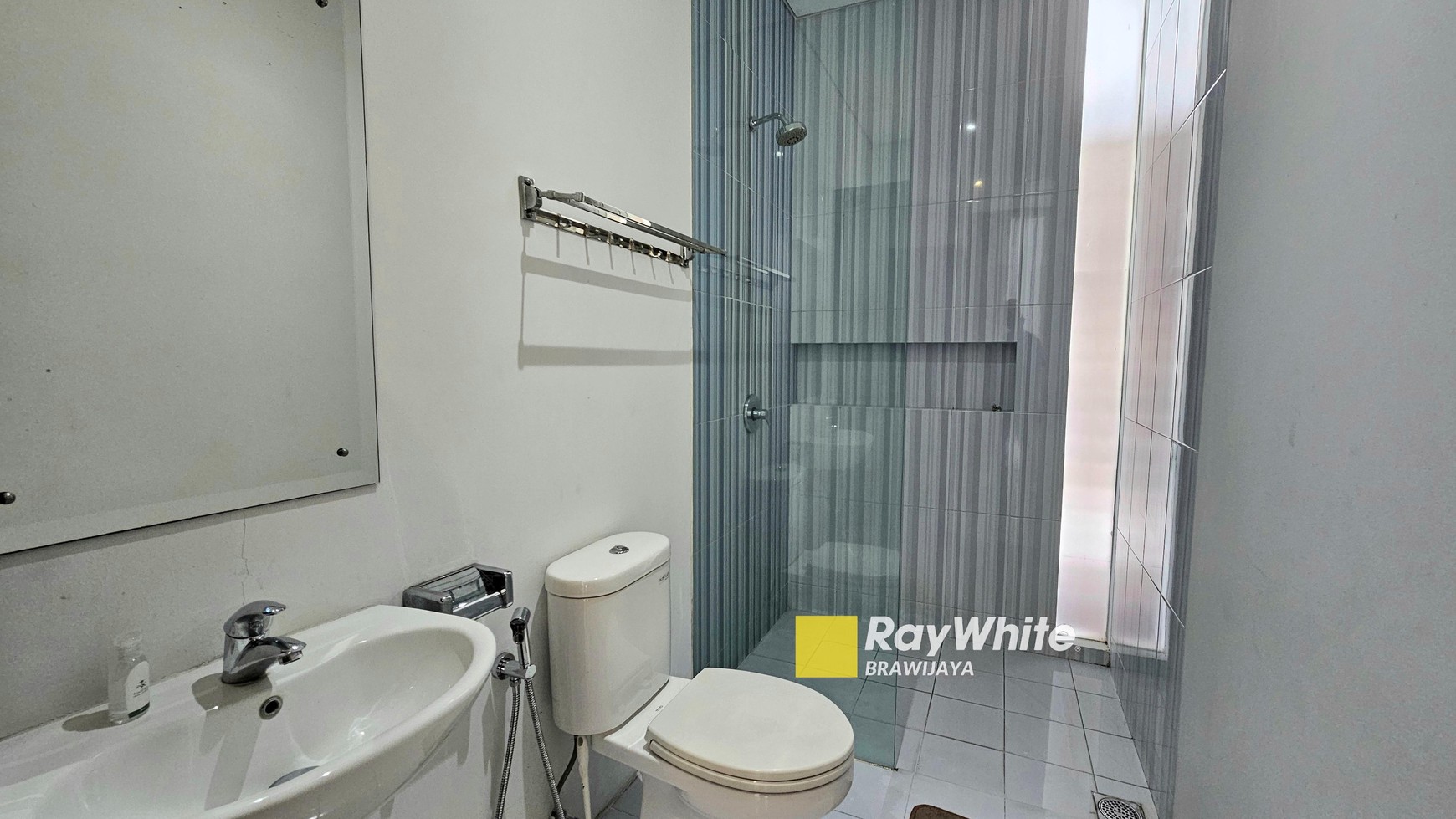 Rumah di Cilandak Barat, 2 menit ke tol Desari, Private Pool, 4 bedrooms