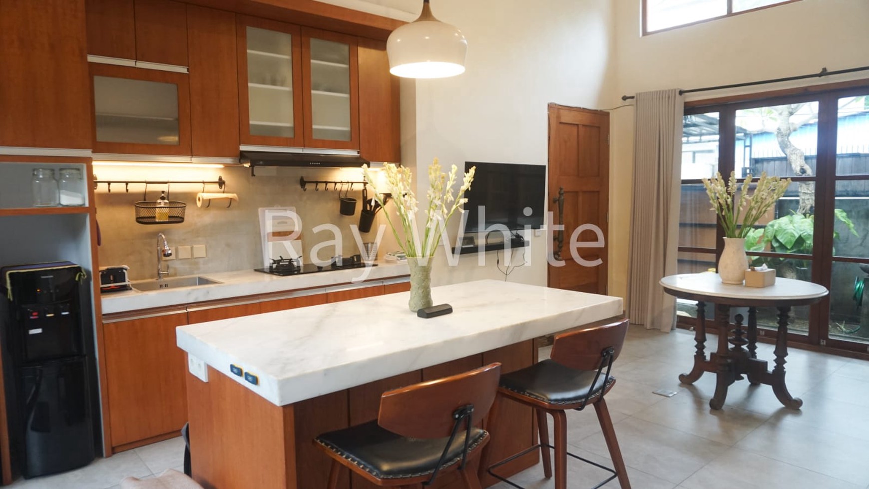House for Sale  Leasehold -Charming Villa in Padonan, Near Berawa & Batu Bolong, Canggu - Modern Comfort & Tranquil Garden
