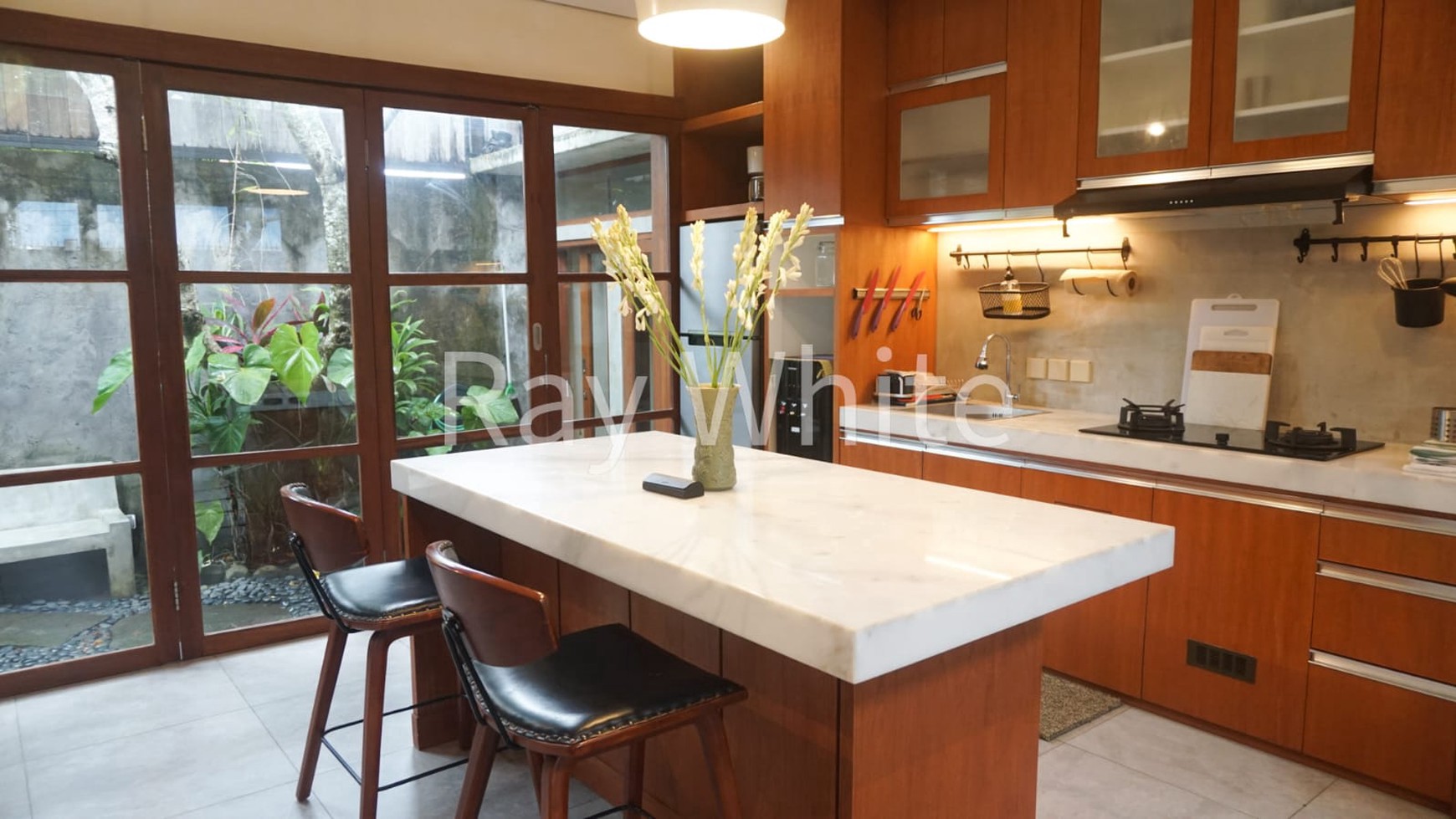 House for Sale  Leasehold -Charming Villa in Padonan, Near Berawa & Batu Bolong, Canggu - Modern Comfort & Tranquil Garden