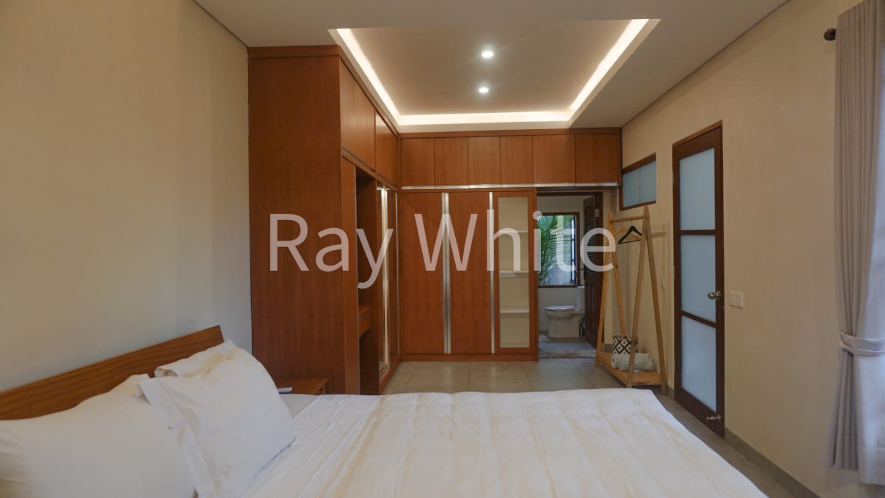 House for Sale  Leasehold -Charming Villa in Padonan, Near Berawa & Batu Bolong, Canggu - Modern Comfort & Tranquil Garden