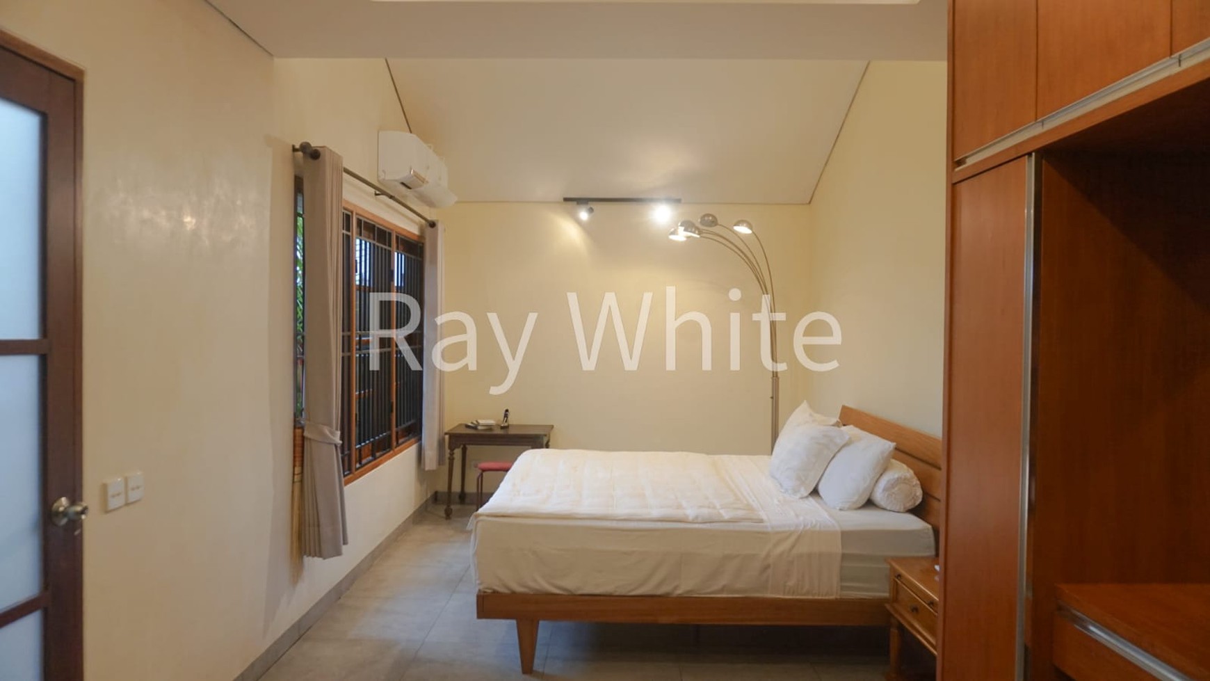 House for Sale  Leasehold -Charming Villa in Padonan, Near Berawa & Batu Bolong, Canggu - Modern Comfort & Tranquil Garden