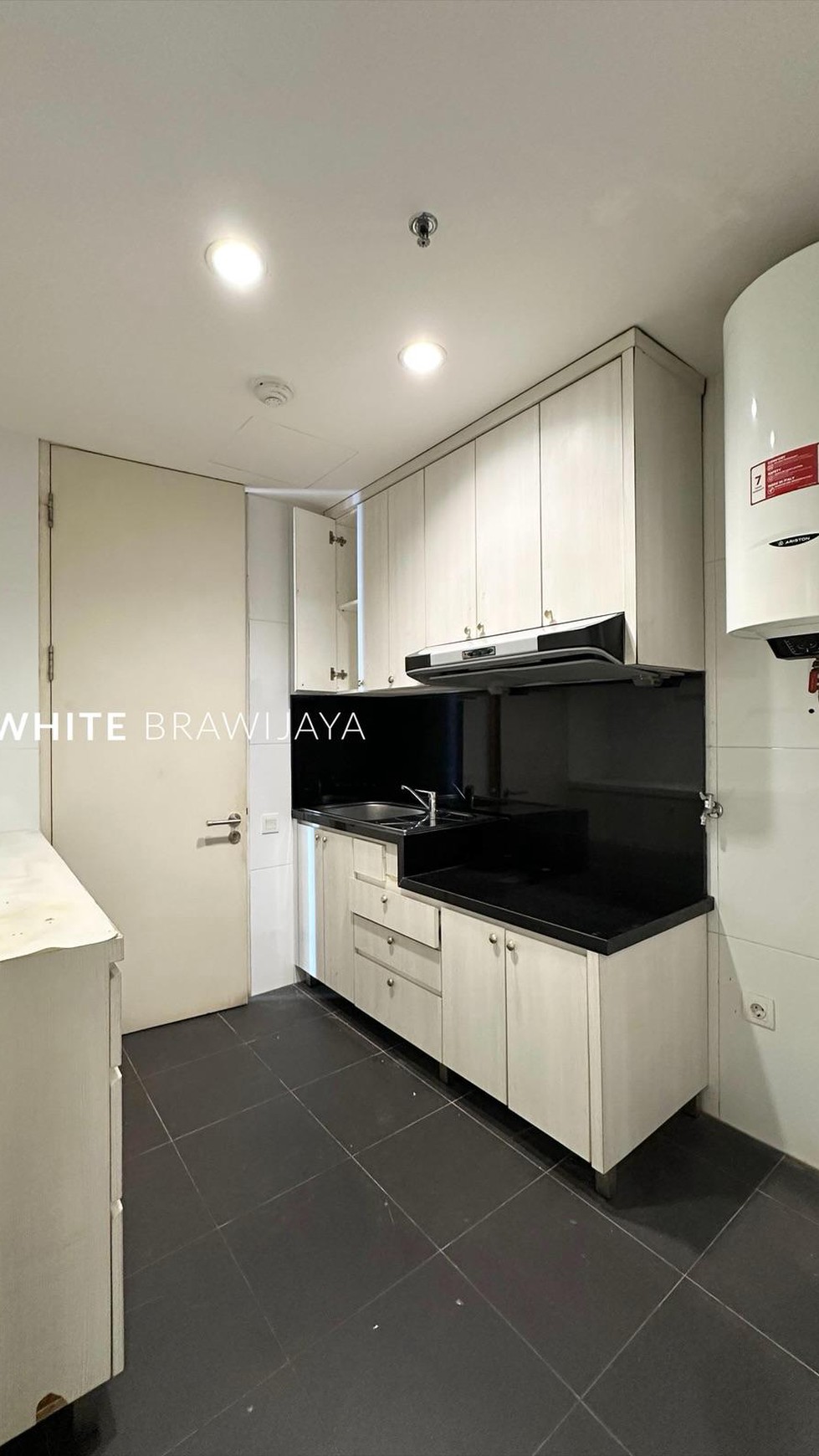 Verde Apartment Kuningan 3BR Semi furnished