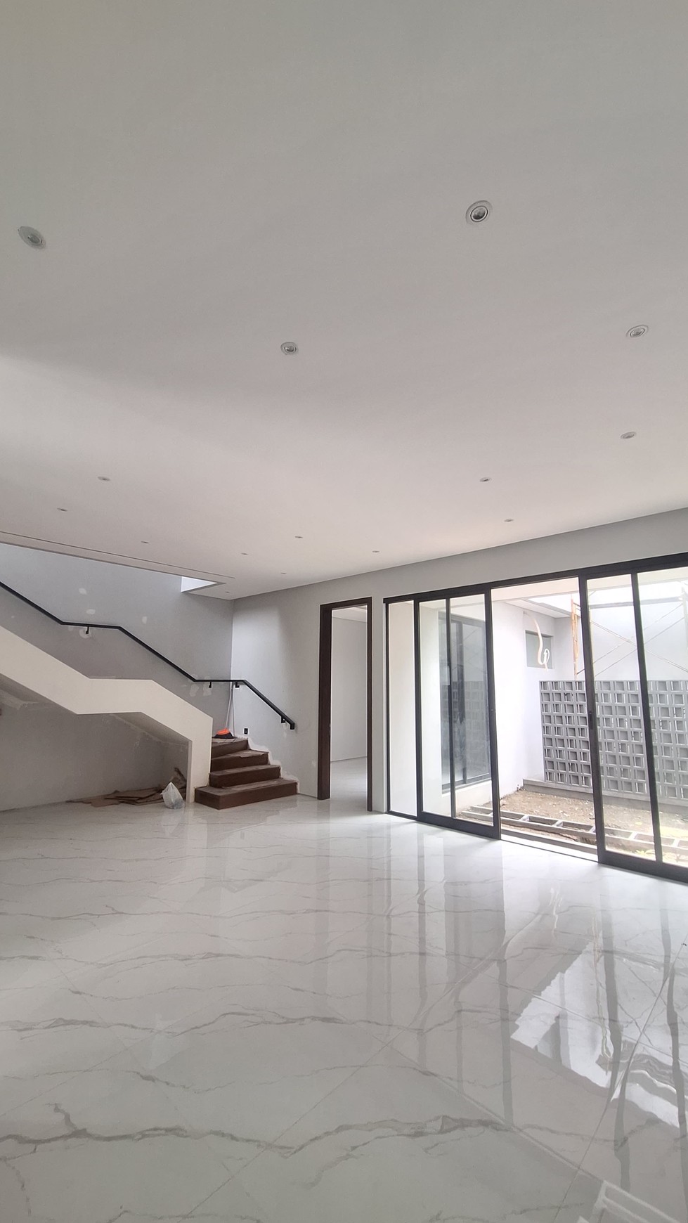 RUMAH NEW 5M-AN LOKASI TERDEPAN CITRALAND SURABAYA DEKAT PAKUWON MALL