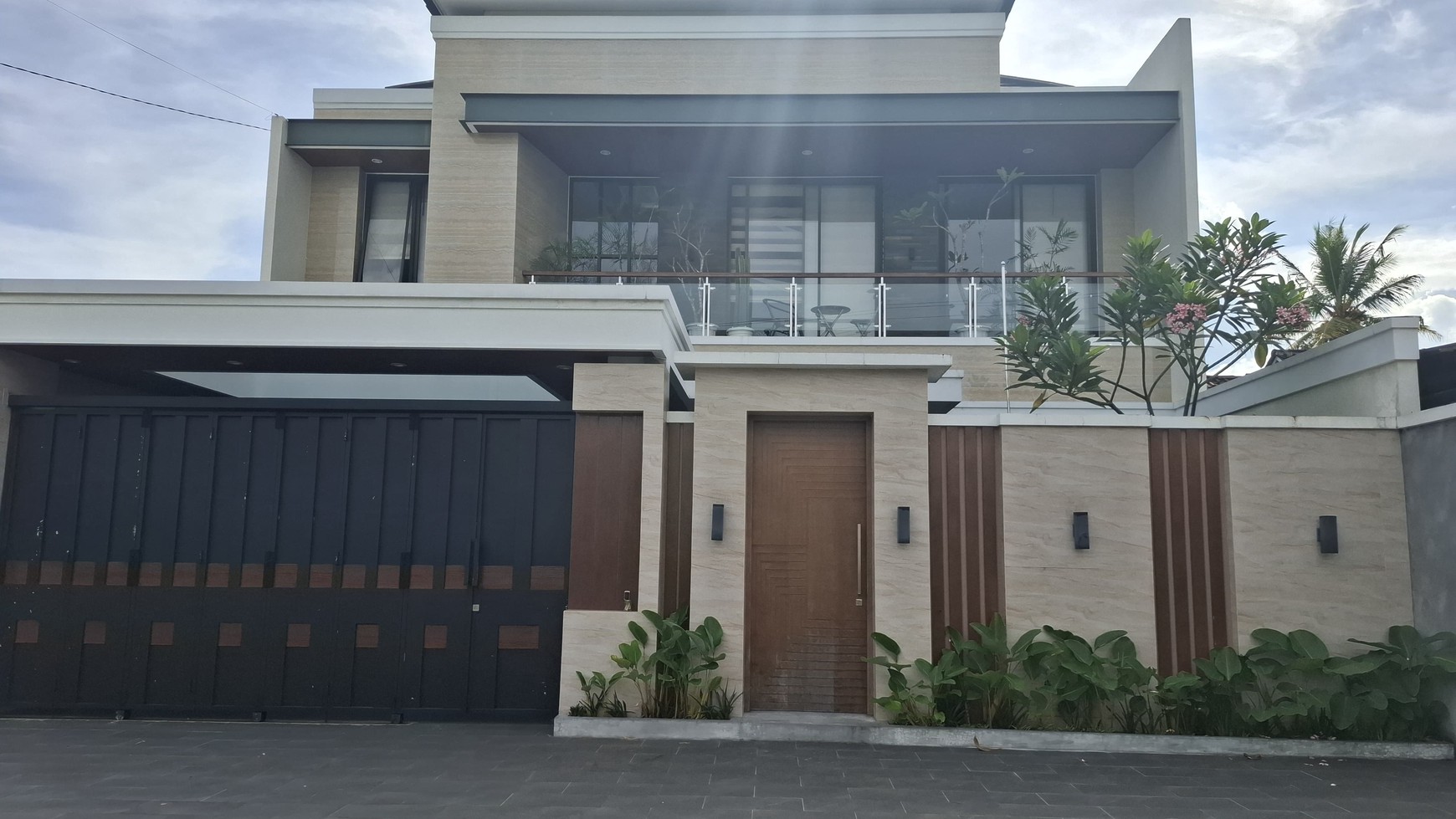 Rumah Mewah + Furniture Dengan Kolam Renang Di Jogja Bagian Utara, Ngaglik, Sleman