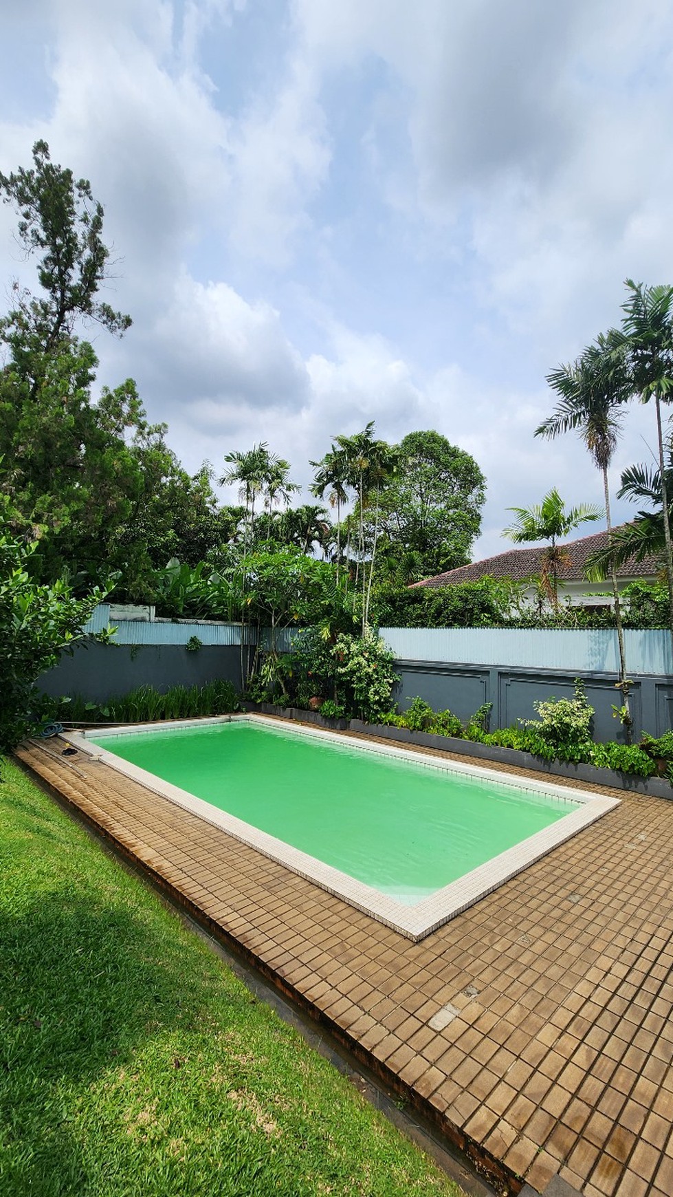 Di Jual Rumah Gumuk lokasi di Jl. Kemang V Bangka Jakarta Selatan