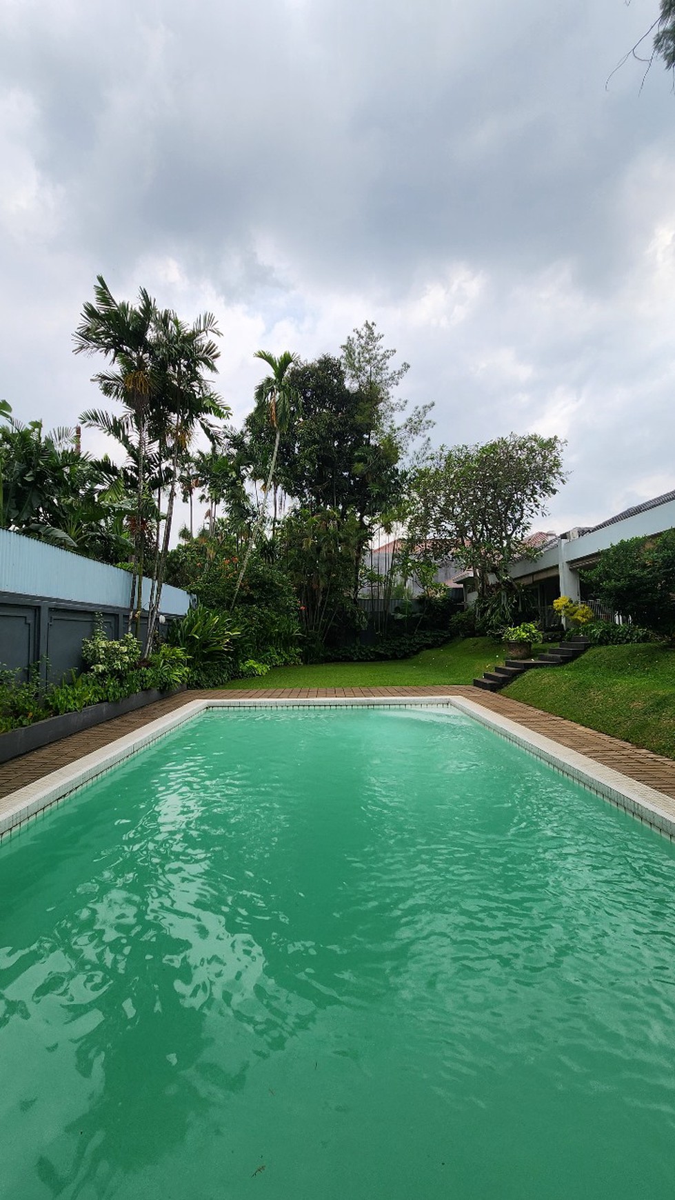 Di Jual Rumah Gumuk lokasi di Jl. Kemang V Bangka Jakarta Selatan