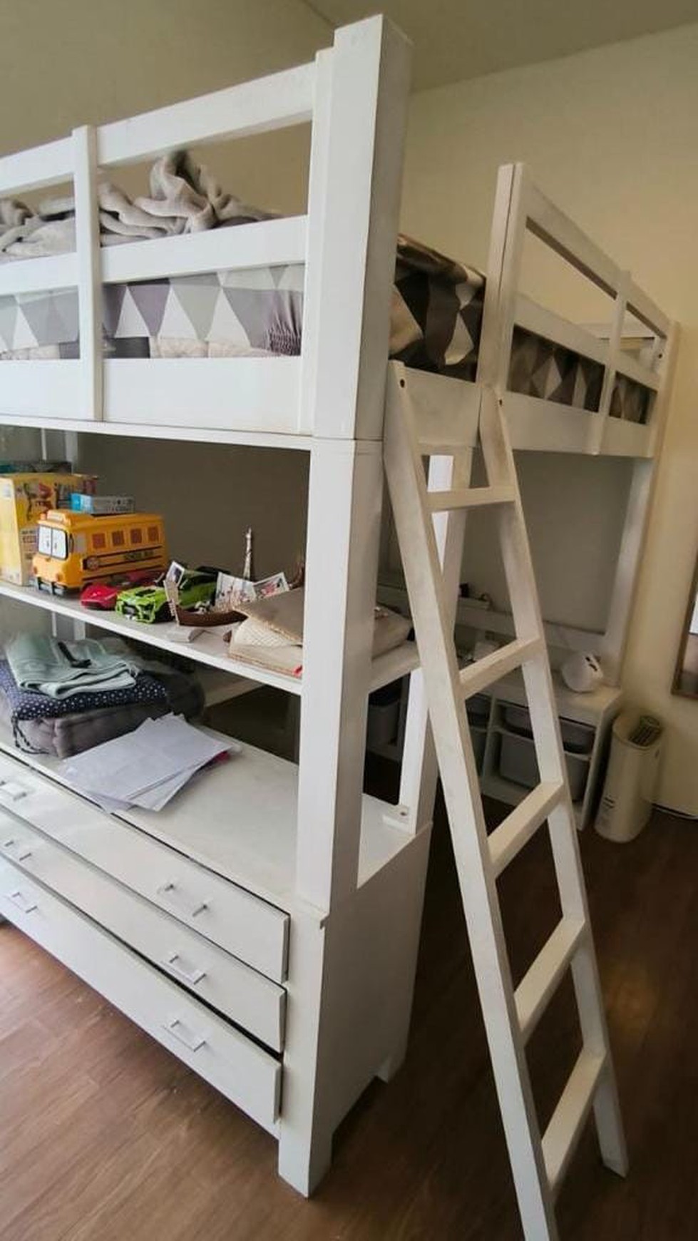 DIJUAL Rumah 2 Lt Kondisi Siap Huni - CIREUNDEU