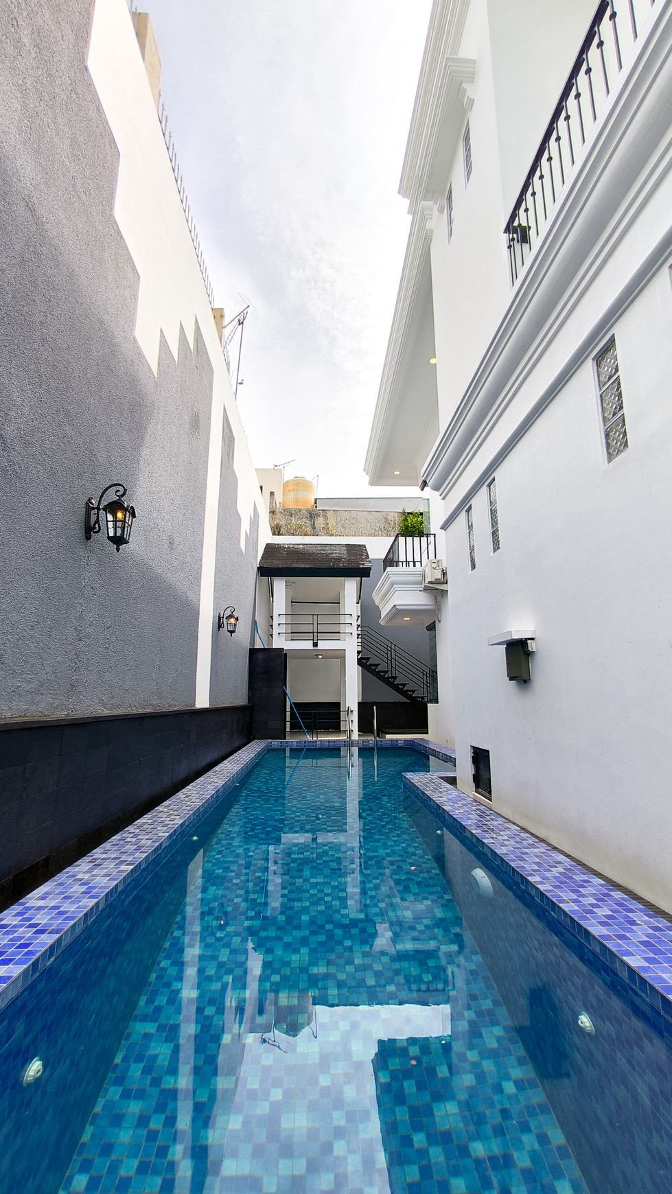 Rumah Bagus Dengan Kolam Renang Di Bintaro Sektor 8