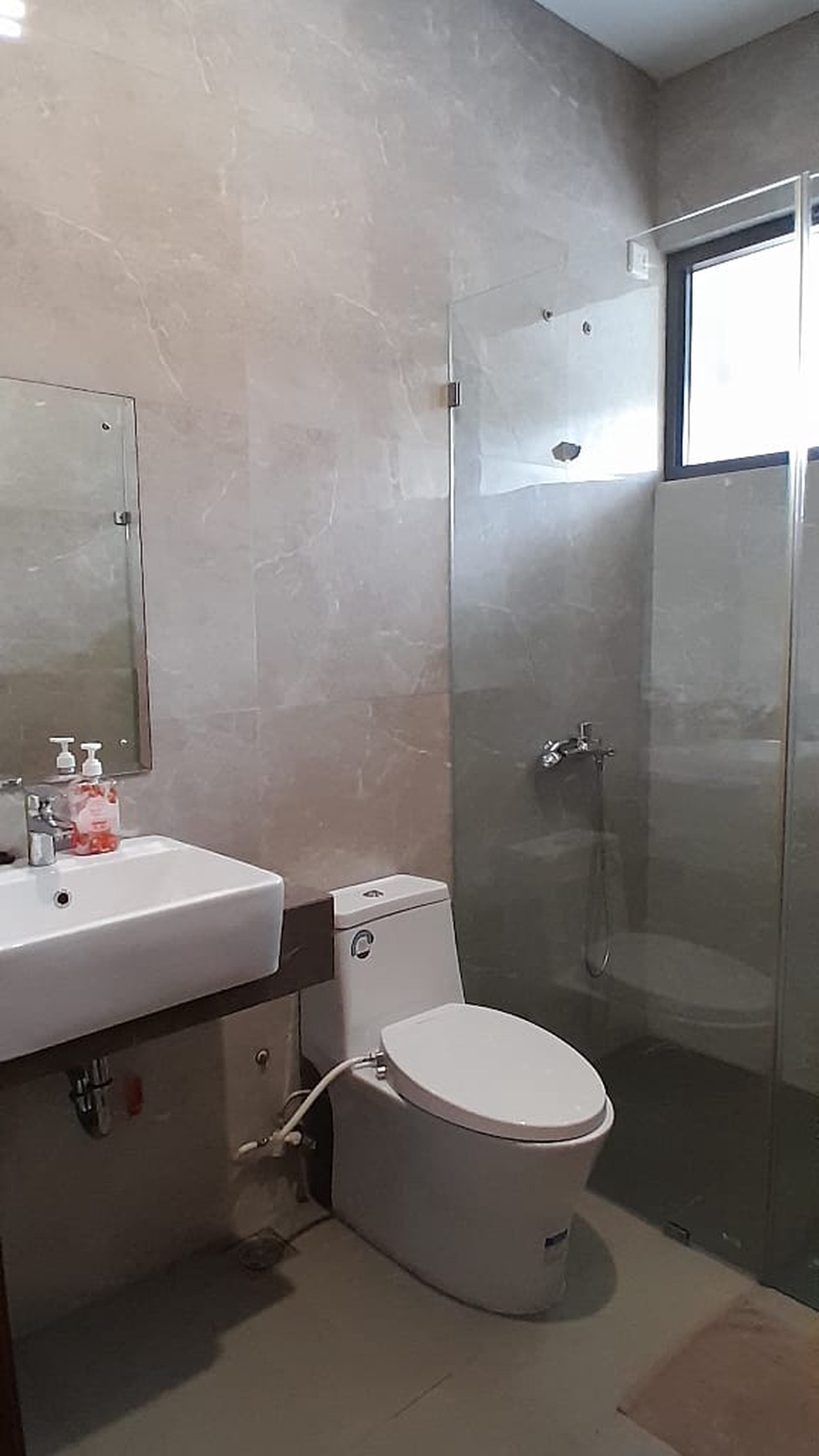 Rumah Cantik Brand New Semi Furnished di Miami Kota Wisata