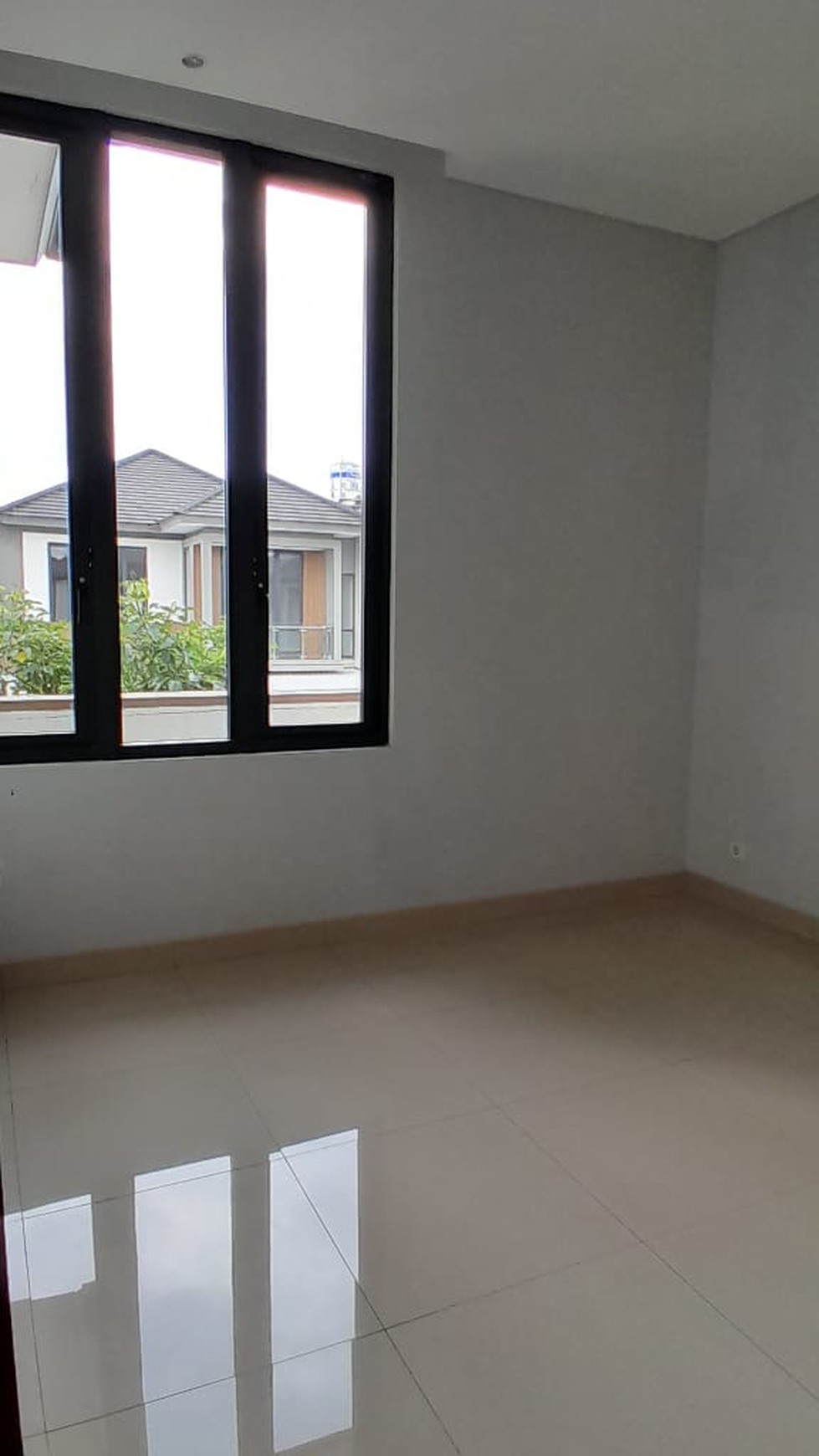 Rumah Cantik Brand New Semi Furnished di Miami Kota Wisata