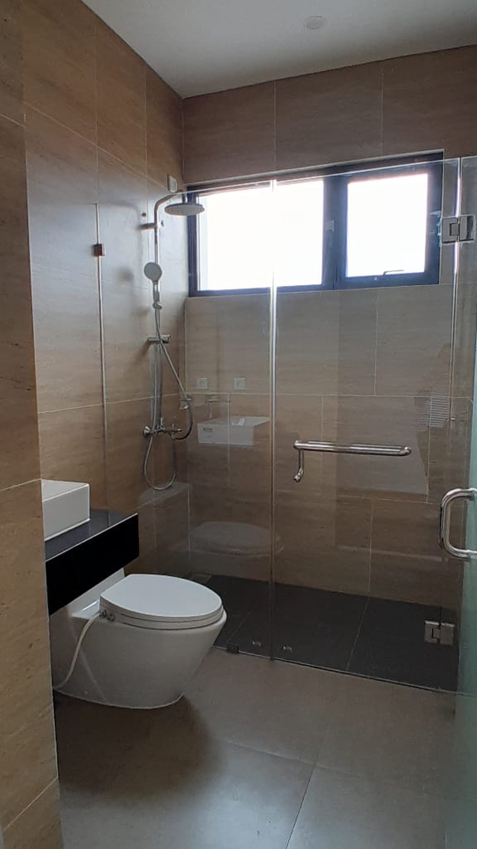 Rumah Cantik Brand New Semi Furnished di Miami Kota Wisata