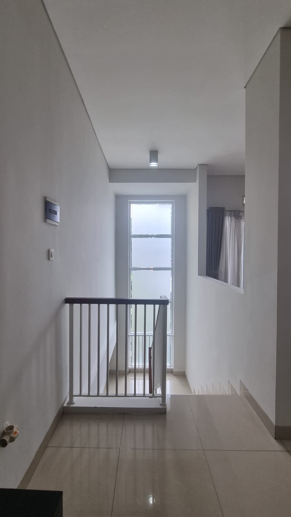 Rumah 2½ Lantai Siap Huni Lokasi Strategis dan Asri @Graha Raya
