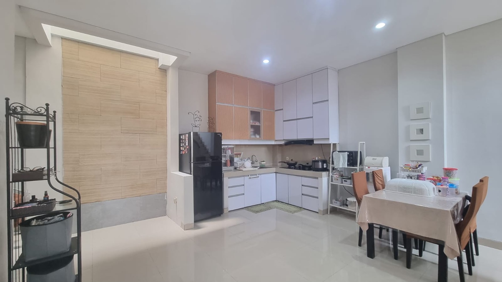 Rumah 2½ Lantai Siap Huni Lokasi Strategis dan Asri @Graha Raya
