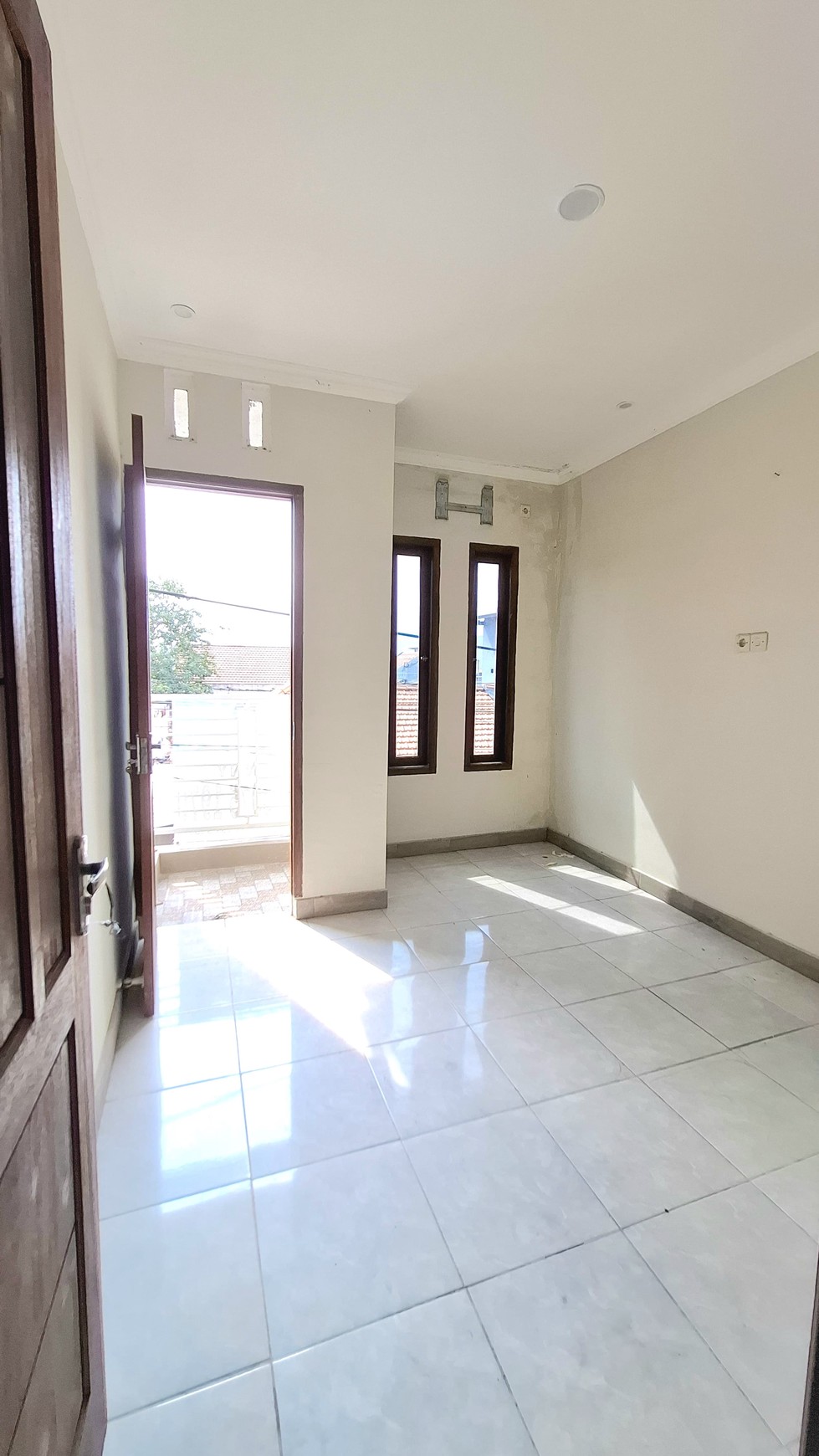 Dijual Rumah Usaha Murah di Surabaya Timur - Karang Empat, 3 Lantai, 350 Juta Nego