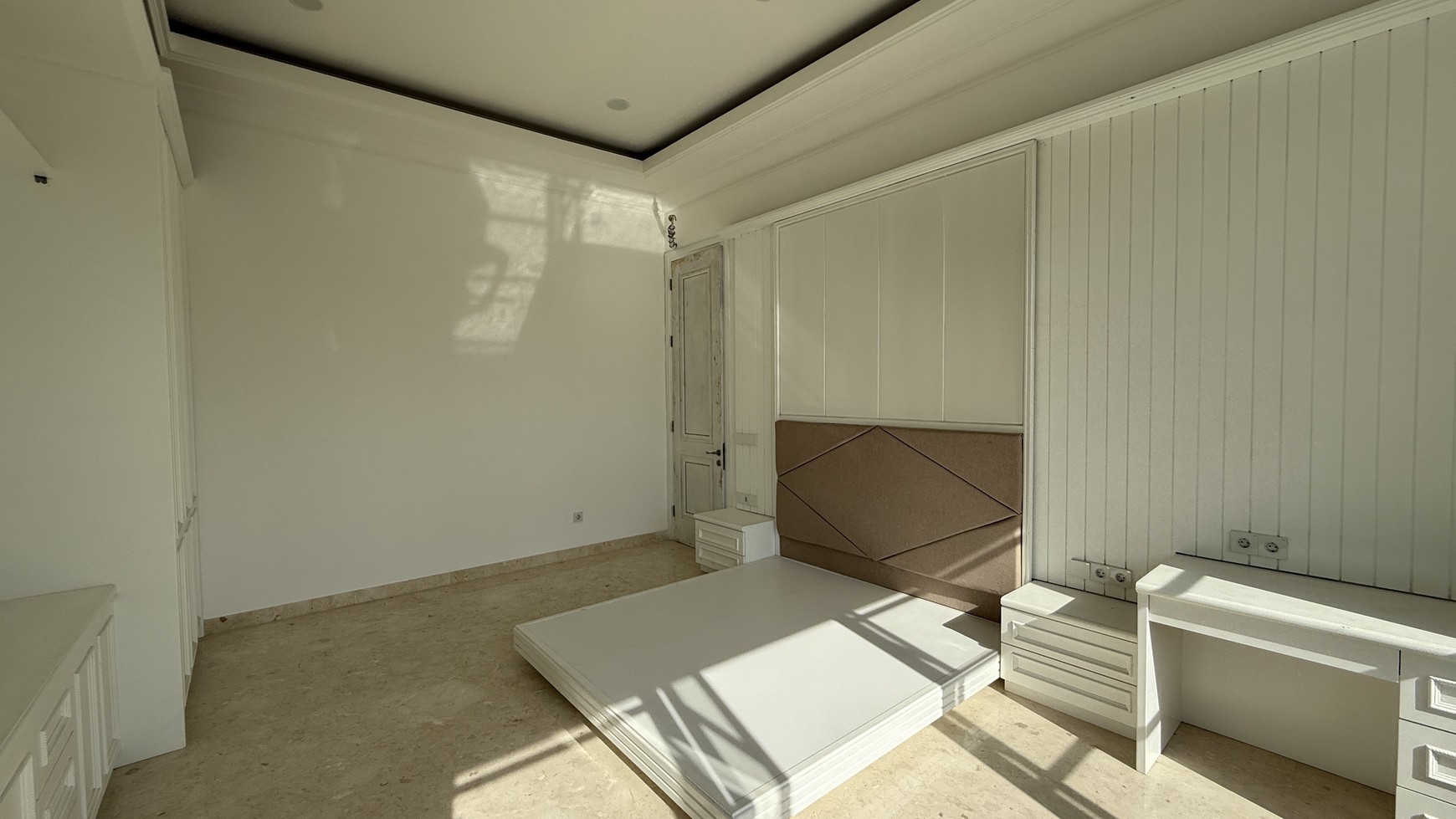 RUMAH MEWAH BARU AMERICAN CLASSIC DI KEMANG DALAM AREA, JAKARTA SELATAN