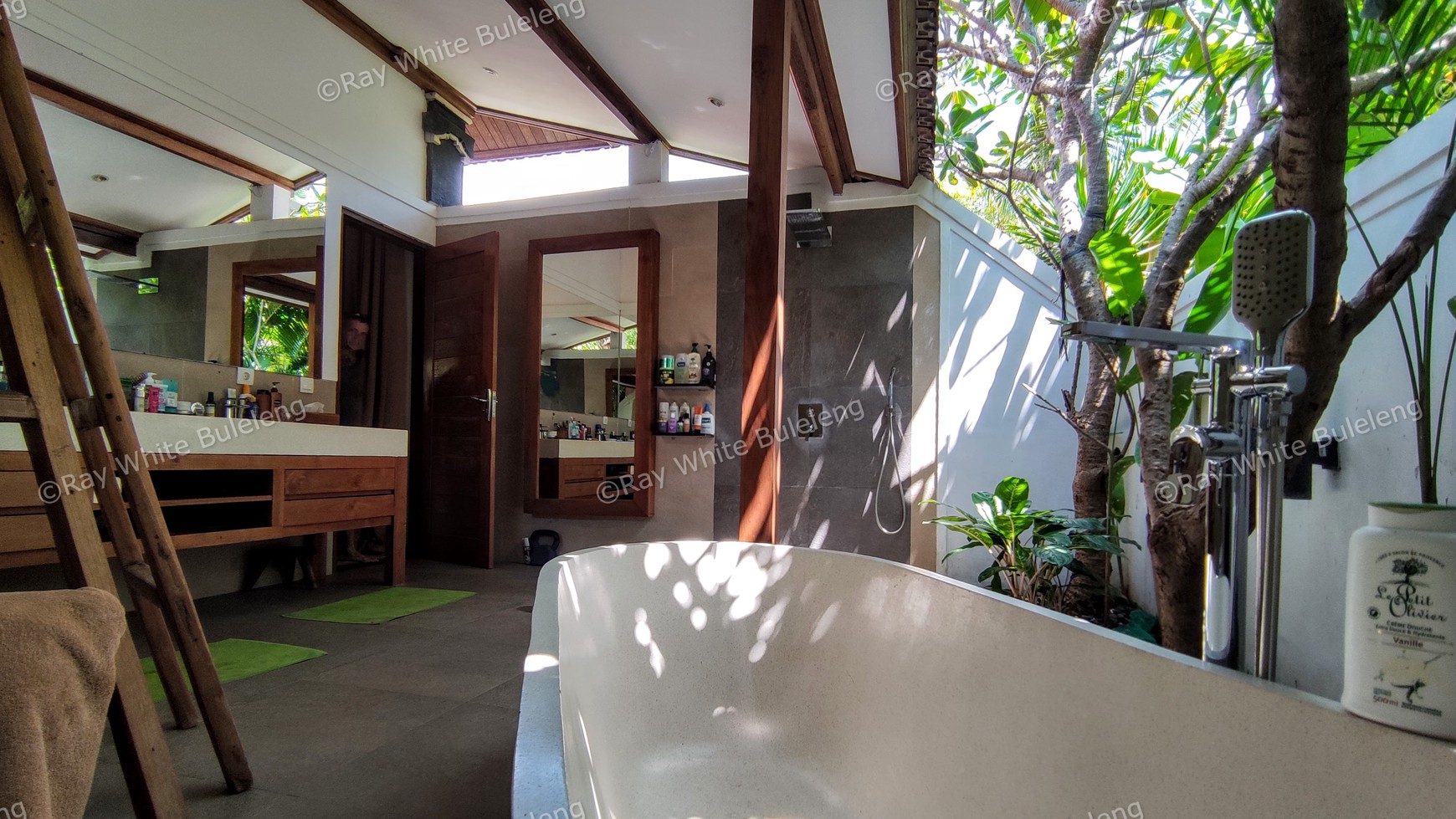 STUNNING FREEHOLD VILLA IN PEMUTERAN