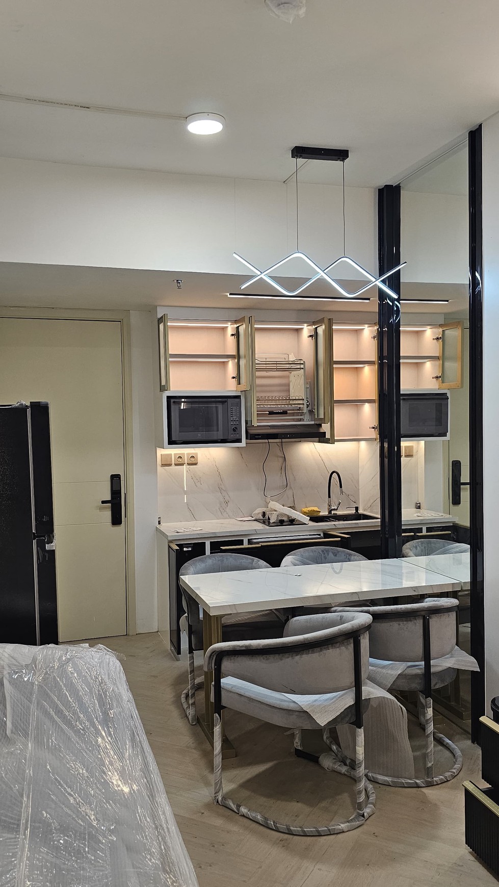 DIJUAL APARTEMEN SEMI FURNISHED PAKUWON CITY MAL SIAP HUNI - TOWER AMOR, Surabaya Timur
