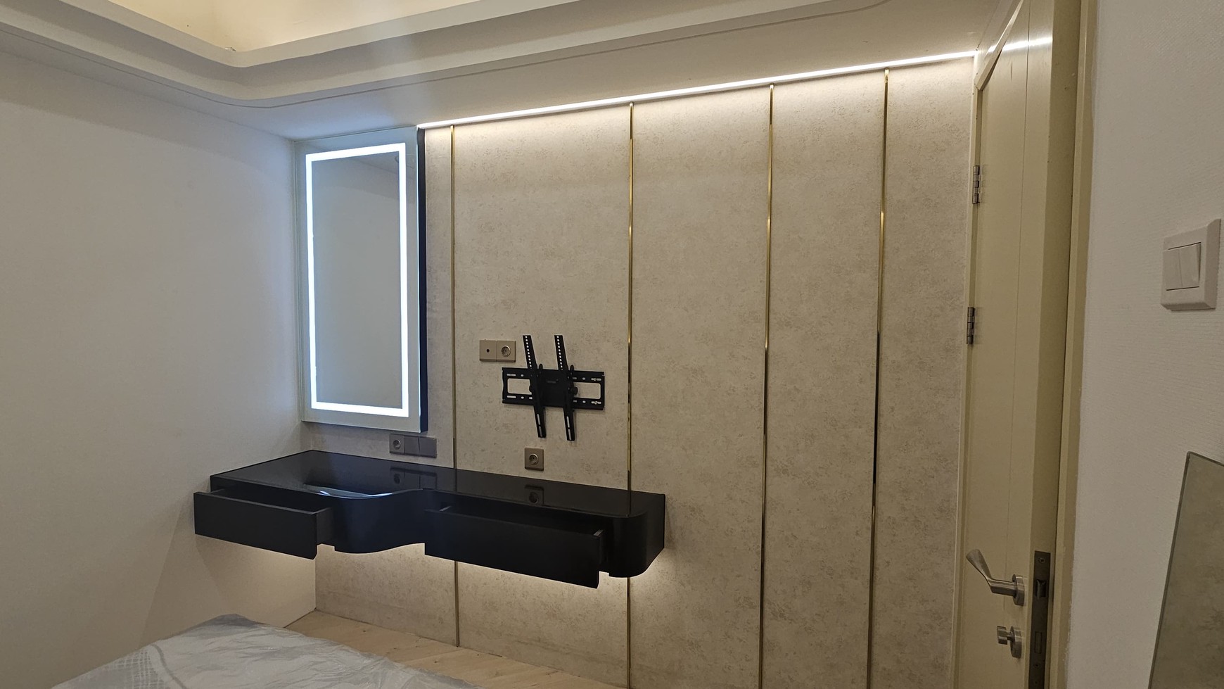 DIJUAL APARTEMEN SEMI FURNISHED PAKUWON CITY MAL SIAP HUNI - TOWER AMOR, Surabaya Timur