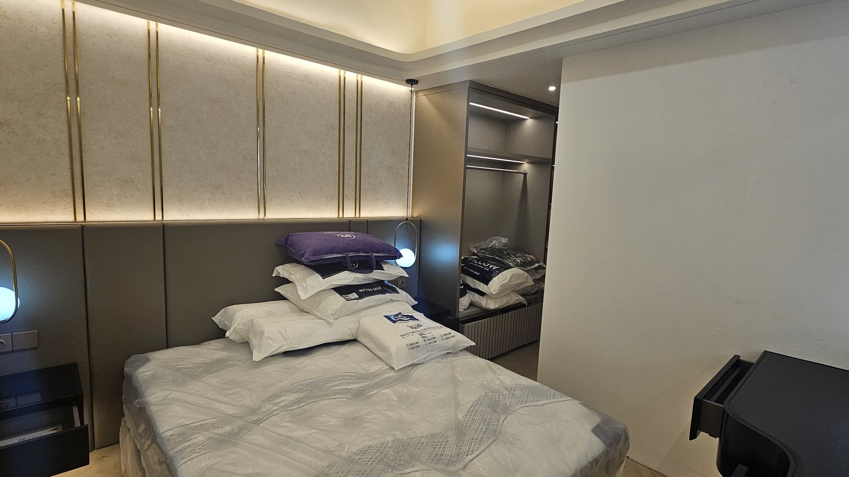 DIJUAL APARTEMEN SEMI FURNISHED PAKUWON CITY MAL SIAP HUNI - TOWER AMOR, Surabaya Timur