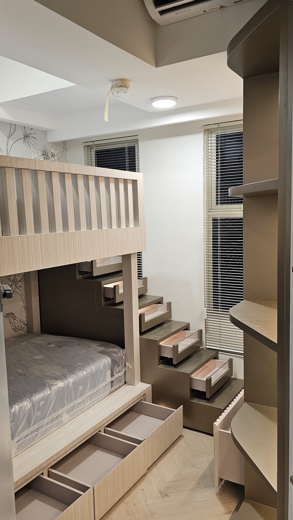 DIJUAL APARTEMEN SEMI FURNISHED PAKUWON CITY MAL SIAP HUNI - TOWER AMOR, Surabaya Timur
