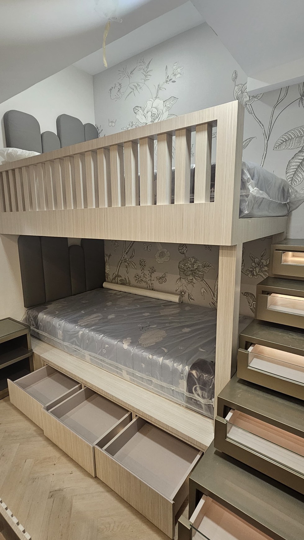 DIJUAL APARTEMEN SEMI FURNISHED PAKUWON CITY MAL SIAP HUNI - TOWER AMOR, Surabaya Timur