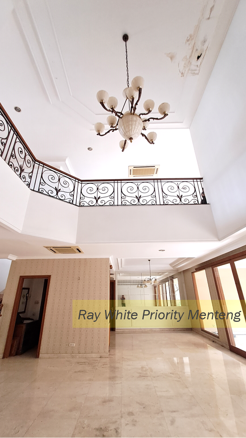 Rumah Mewah di Kawasan Elite Pondok Indah, Jakarta Selatan.