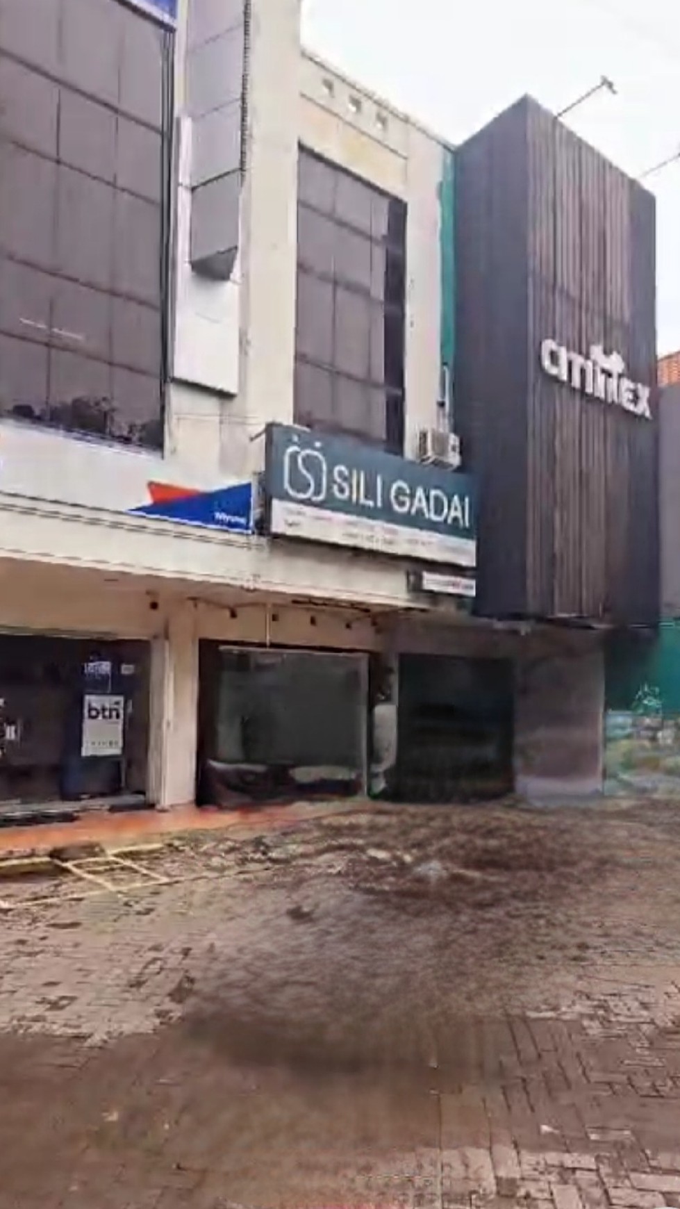 Murah Rp. 3 Milyar-an Dijual Ruko Raya Wiyung -Hadap Nol Jalan Raya Kembar Samping Royal Residence - Parkiran Luas Komersial Area Cocok Buat Segala Usaha, Bank, Kantor, Resto, Salon, Cafe