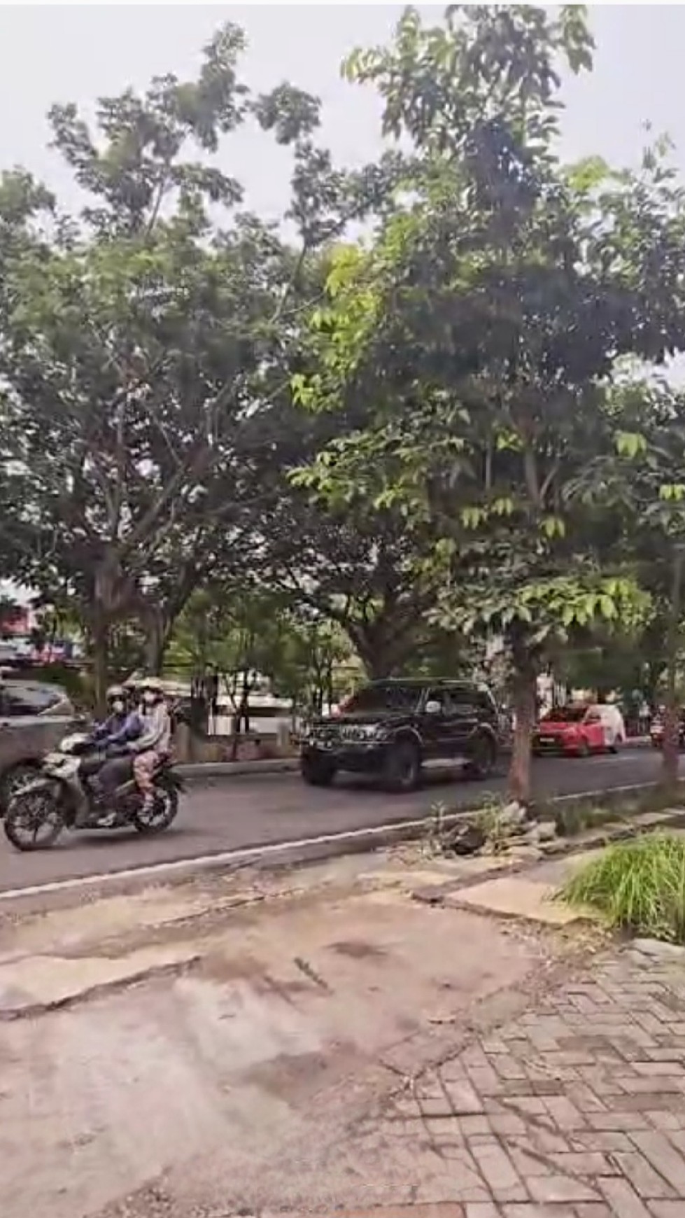 Murah Rp. 3 Milyar-an Dijual Ruko Raya Wiyung -Hadap Nol Jalan Raya Kembar Samping Royal Residence - Parkiran Luas Komersial Area Cocok Buat Segala Usaha, Bank, Kantor, Resto, Salon, Cafe