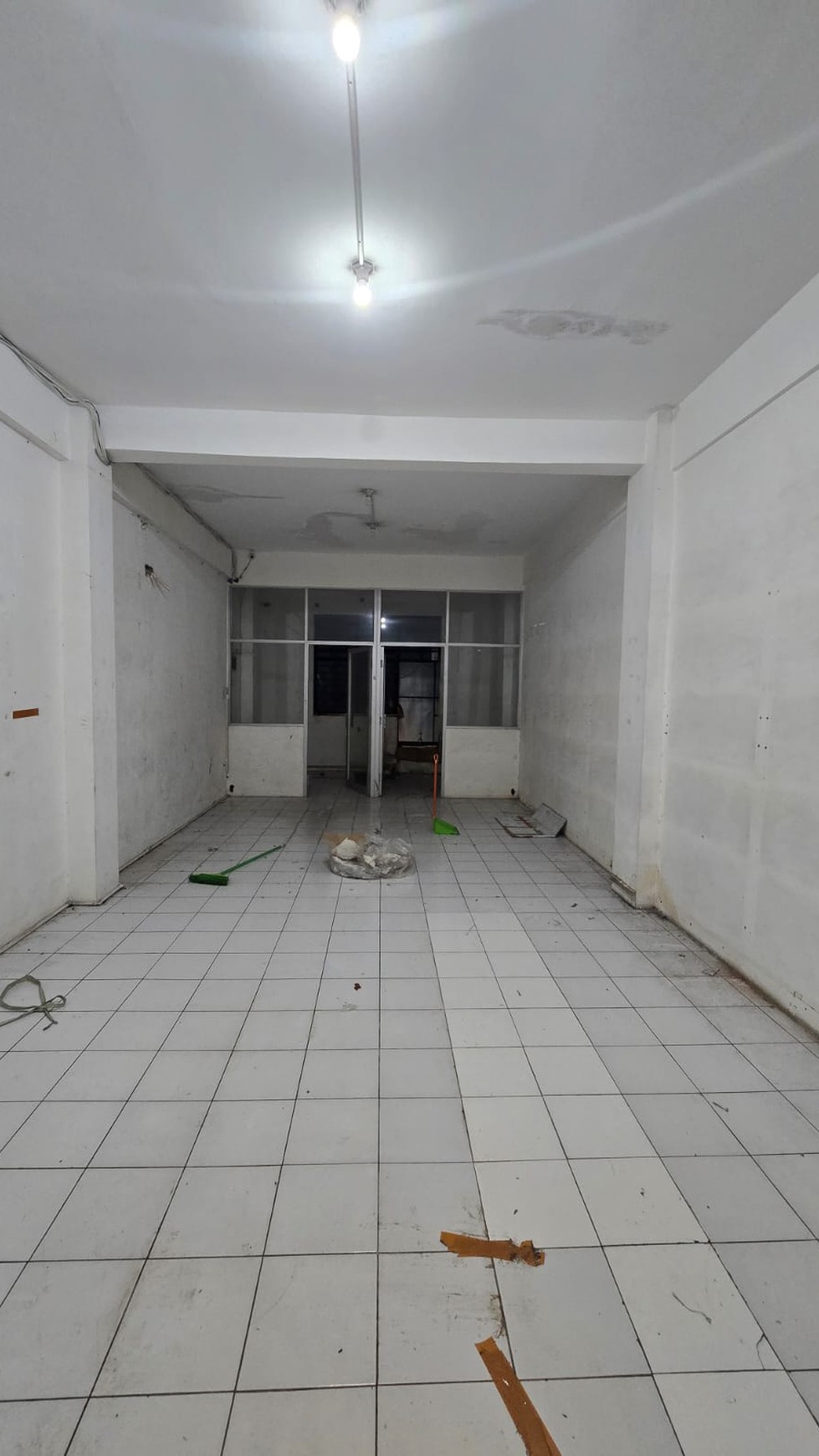 Murah Rp. 3 Milyar-an Dijual Ruko Raya Wiyung -Hadap Nol Jalan Raya Kembar Samping Royal Residence - Parkiran Luas Komersial Area Cocok Buat Segala Usaha, Bank, Kantor, Resto, Salon, Cafe