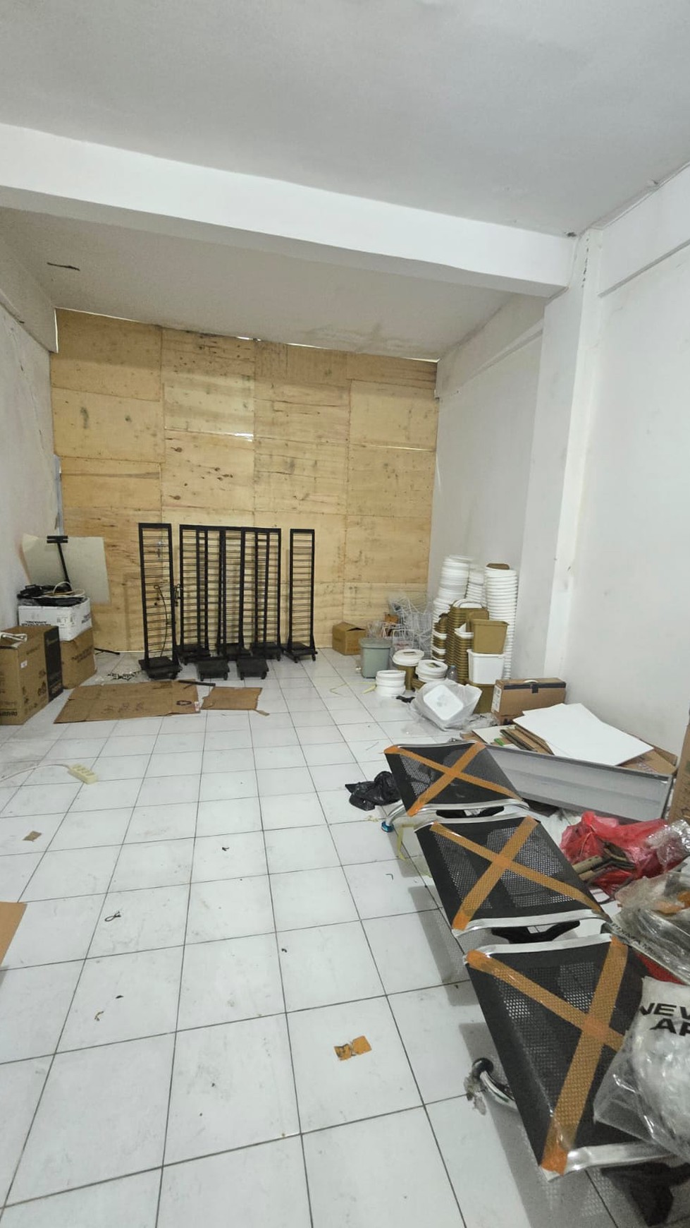 Murah Rp. 3 Milyar-an Dijual Ruko Raya Wiyung -Hadap Nol Jalan Raya Kembar Samping Royal Residence - Parkiran Luas Komersial Area Cocok Buat Segala Usaha, Bank, Kantor, Resto, Salon, Cafe